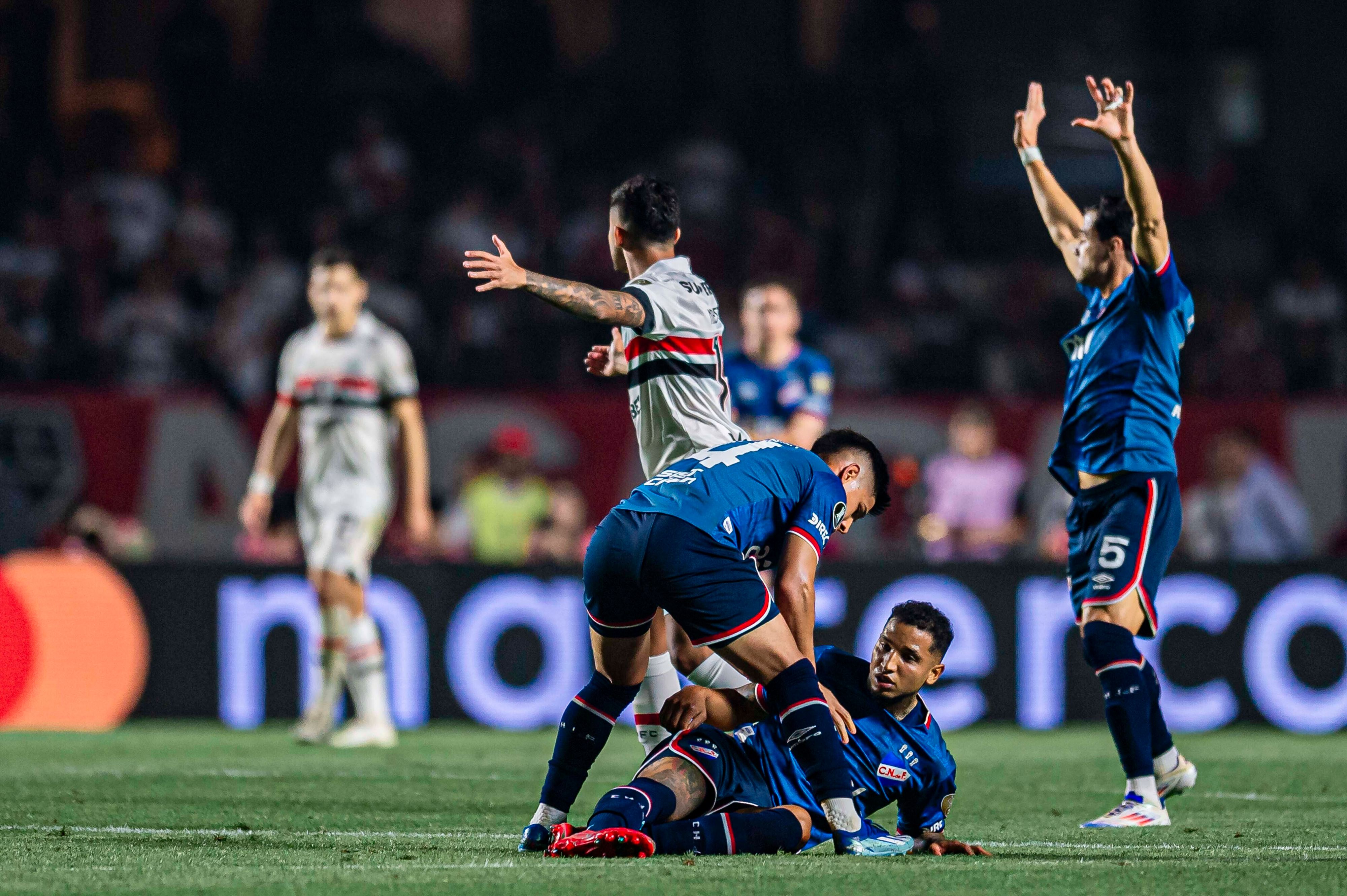 Izquierdo geht zu Boden, seine Mitspieler fordern Hilfe an.