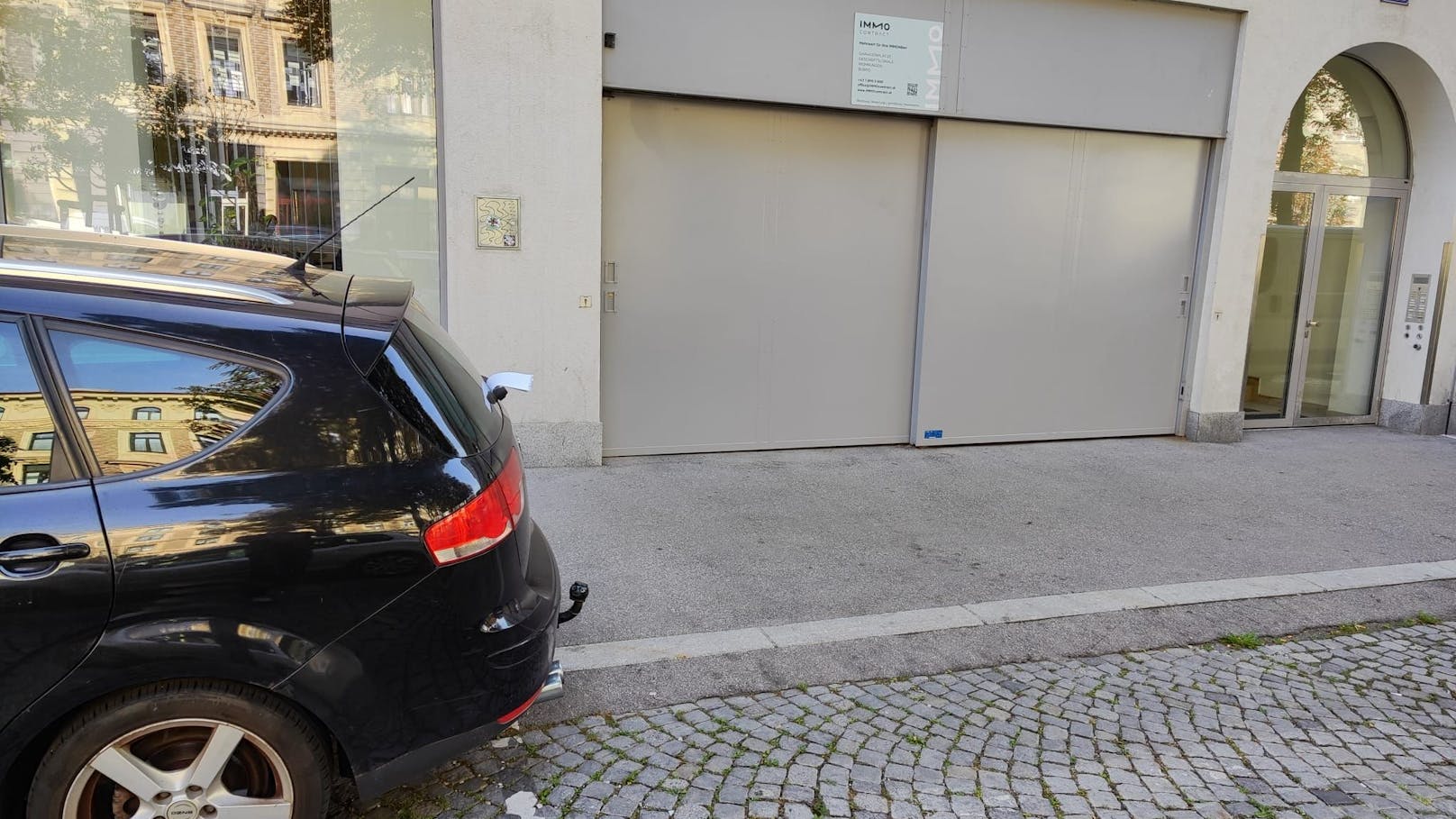 Der Parkplatz stand frei. Der Passant war total verwirrt.