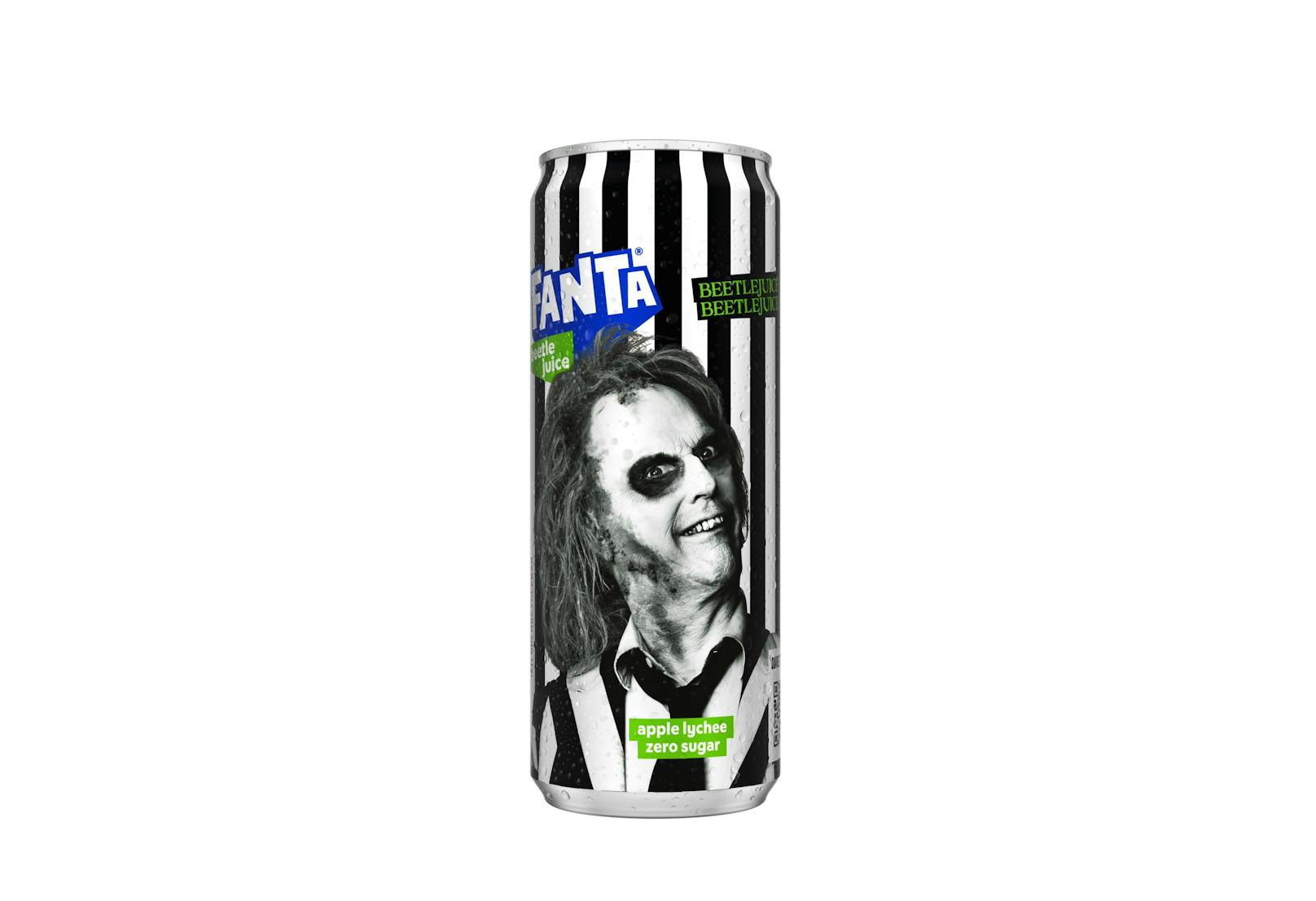 Die exklusive Zusammenarbeit von Fanta und Warner Bros. umfasst eine limitierte Fanta-Sonderedition und einzigartige Verpackungsdesigns im Look des Films wie etwa Fanta Zero Sugar Apfel-Lychee Beetlejuice mit Bild von Michael Keaton (Beetlejuice).