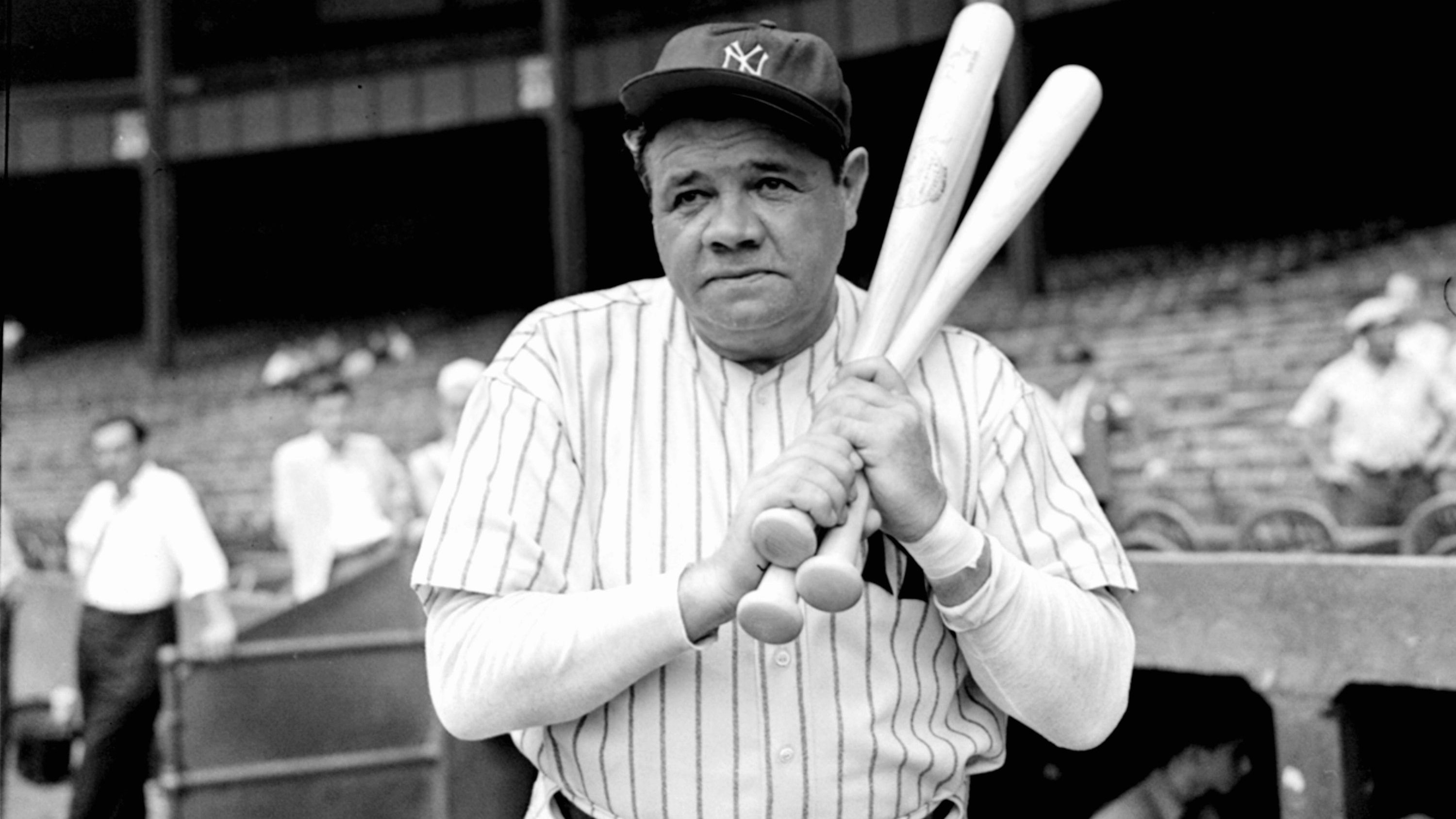Download von www.picturedesk.com am 26.08.2024 (13:01).  Retired Yankees slugger Babe Ruth warms up with three bats before stepping to the plate at New York's Yankee Stadium, August 21, 1942, as he prepared for a hitting exhibition at the stadium two days later against retired pitching great Walter Johnson. The pair faced off between games of a doubleheader between the Yankees and the Washington Senators for the benefit of Army and Navy Relief Funds. (AP Photo/Tom Sande) - 19420821_PD0005 - Rechteinfo: Rights Managed (RM)