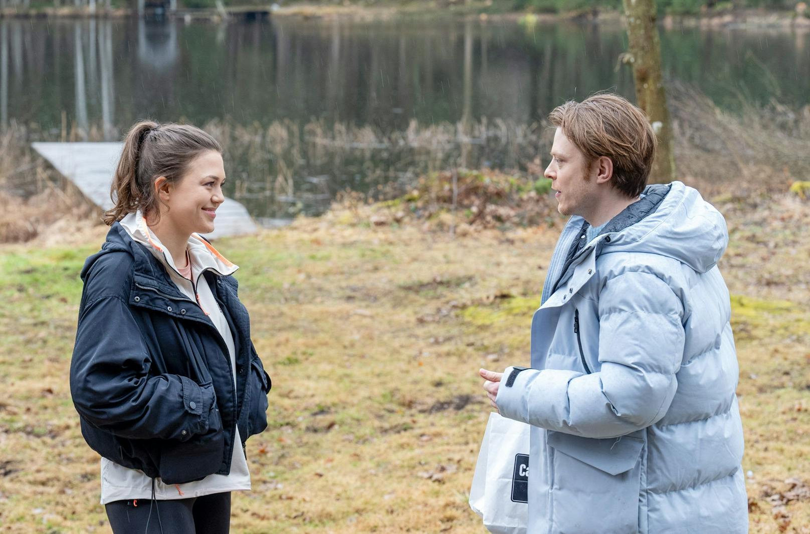 "Sturm der Liebe": Theo (Lukas Leibe) hofft vor Maxi (Katharina Scheuba), dass sich Lale nicht wieder von Stella einwickeln lässt. 