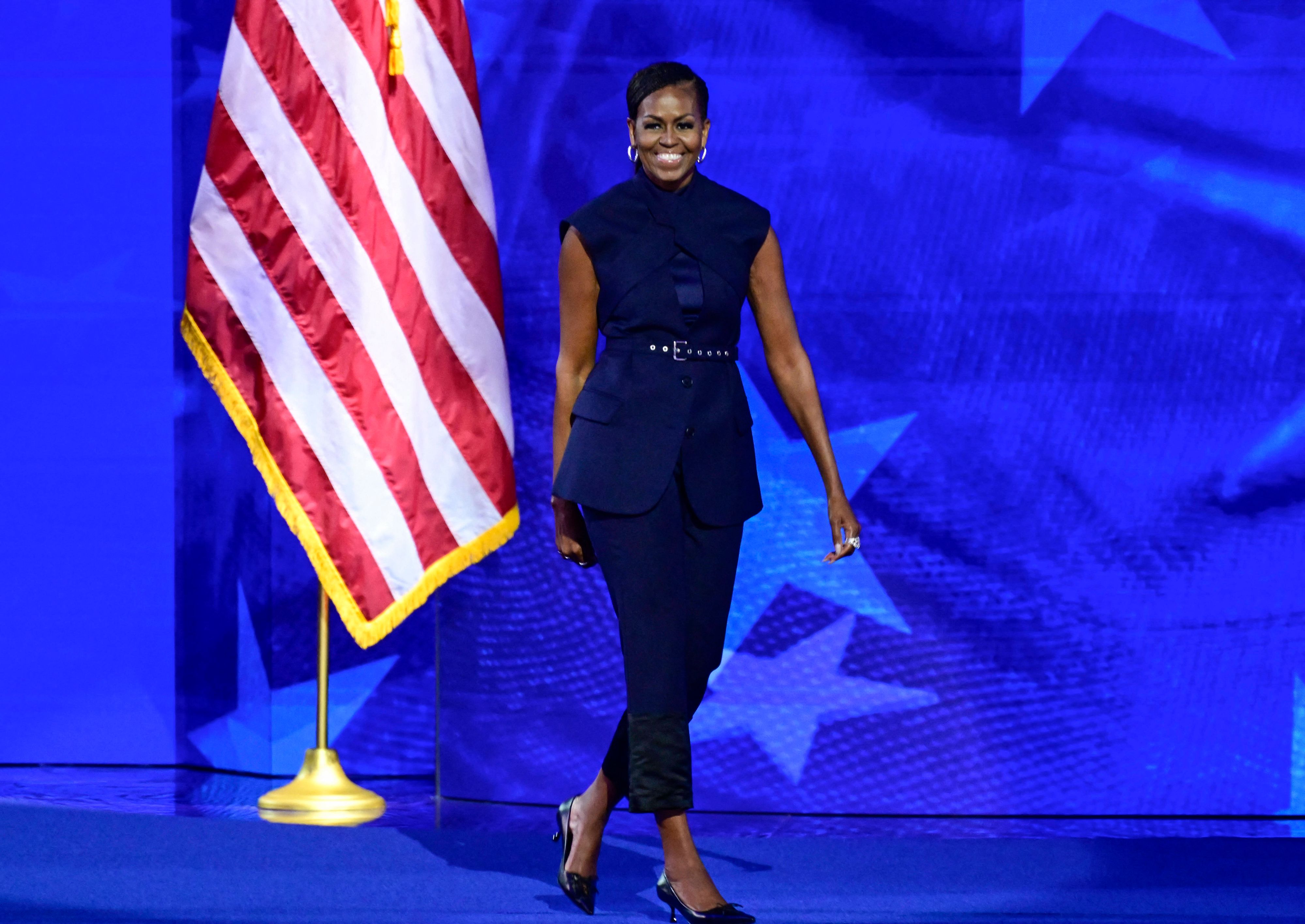Die ehemalige First Lady Michelle Obama auf der Bühne bei der Democratic National Convention in einem Zweiteiler des jungen US-Labels Monse.