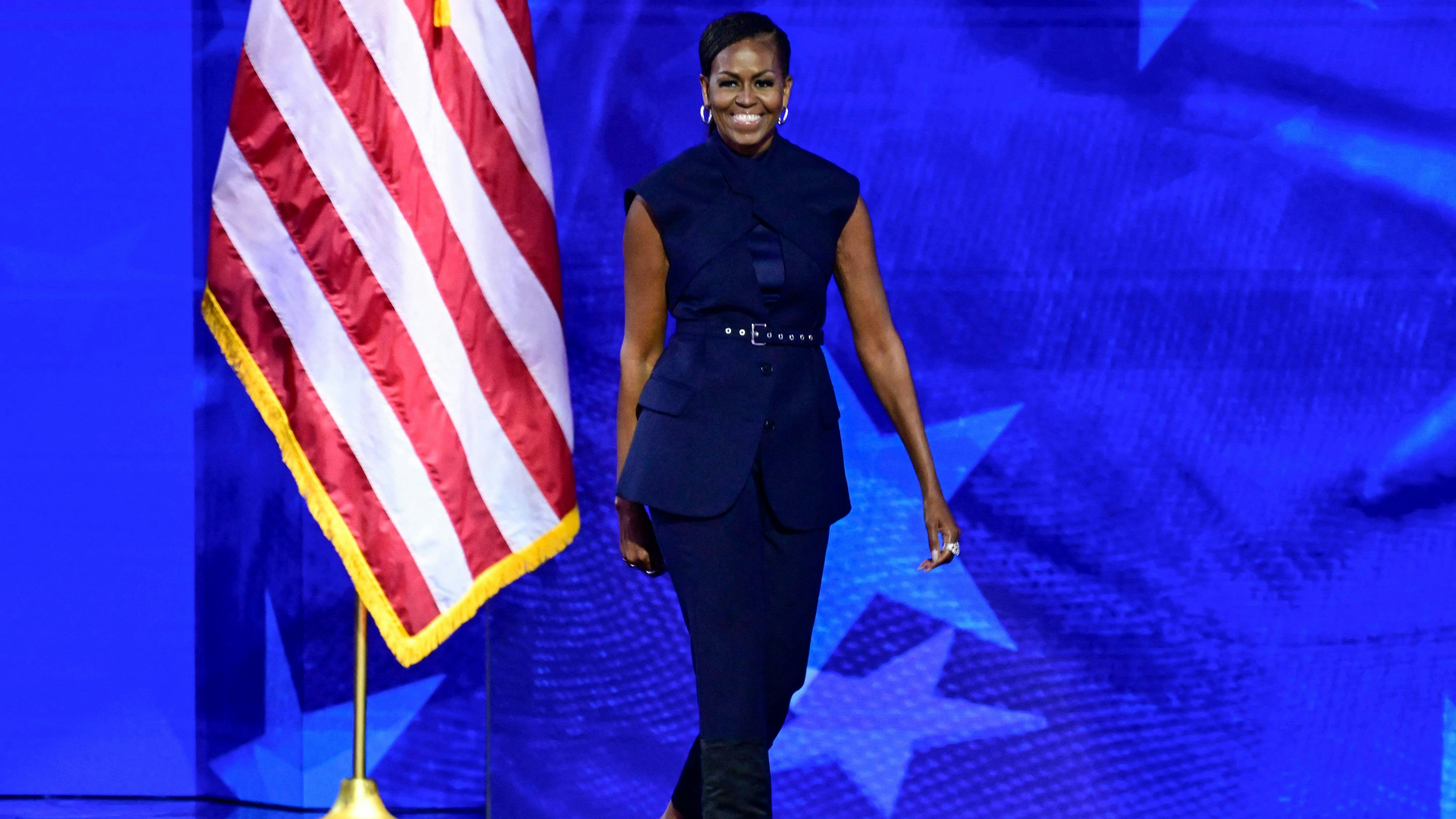 Die ehemalige First Lady Michelle Obama auf der Bühne bei der Democratic National Convention in einem Zweiteiler des jungen US-Labels Monse.
