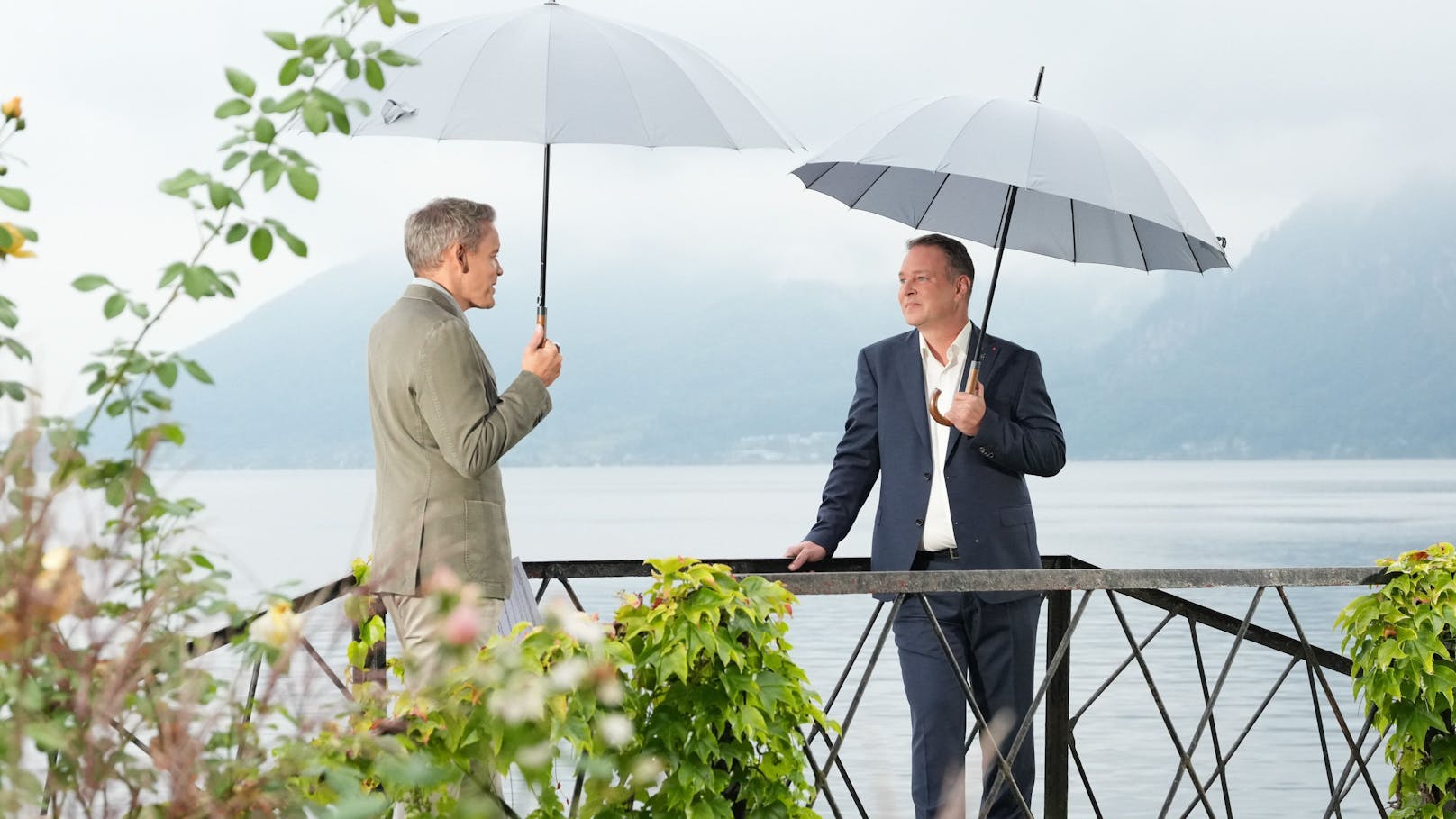 Vom Regen in die Gaststube: Das Wetter&nbsp;hatte es mit SPÖ-Chef Andreas Babler&nbsp;am Montagabend nicht gut gemeint, als ihn ORF-Moderator Martin Thür&nbsp;am Traunsee zum traditionellen "Sommergespräch" anlässlich der Nationalratswahl im Herbst empfing. Als erster der bisherigen Spitzenkandidaten musste Babler&nbsp;statt unter freiem Himmel in einem Innenraum interviewt werden.