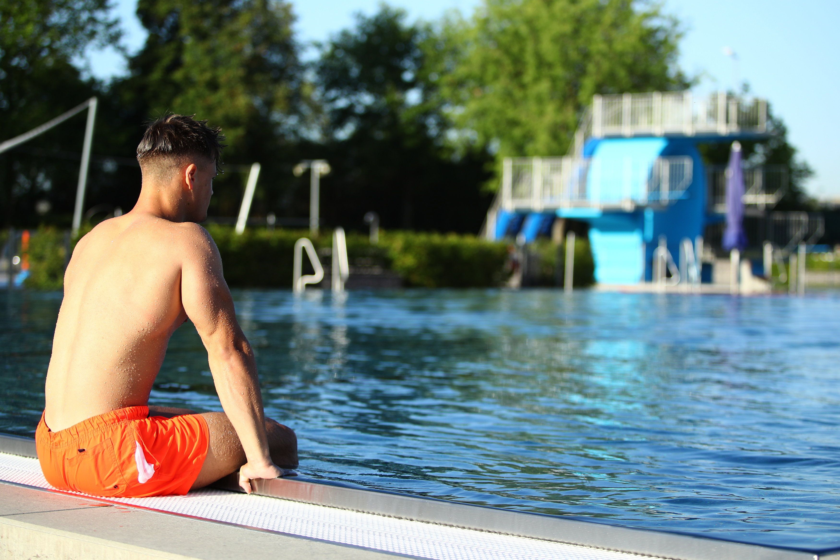 Im Bozener Freibad wird streng gegen Unterhosen unter Badehosen vorgegangen. (Symbolbild)