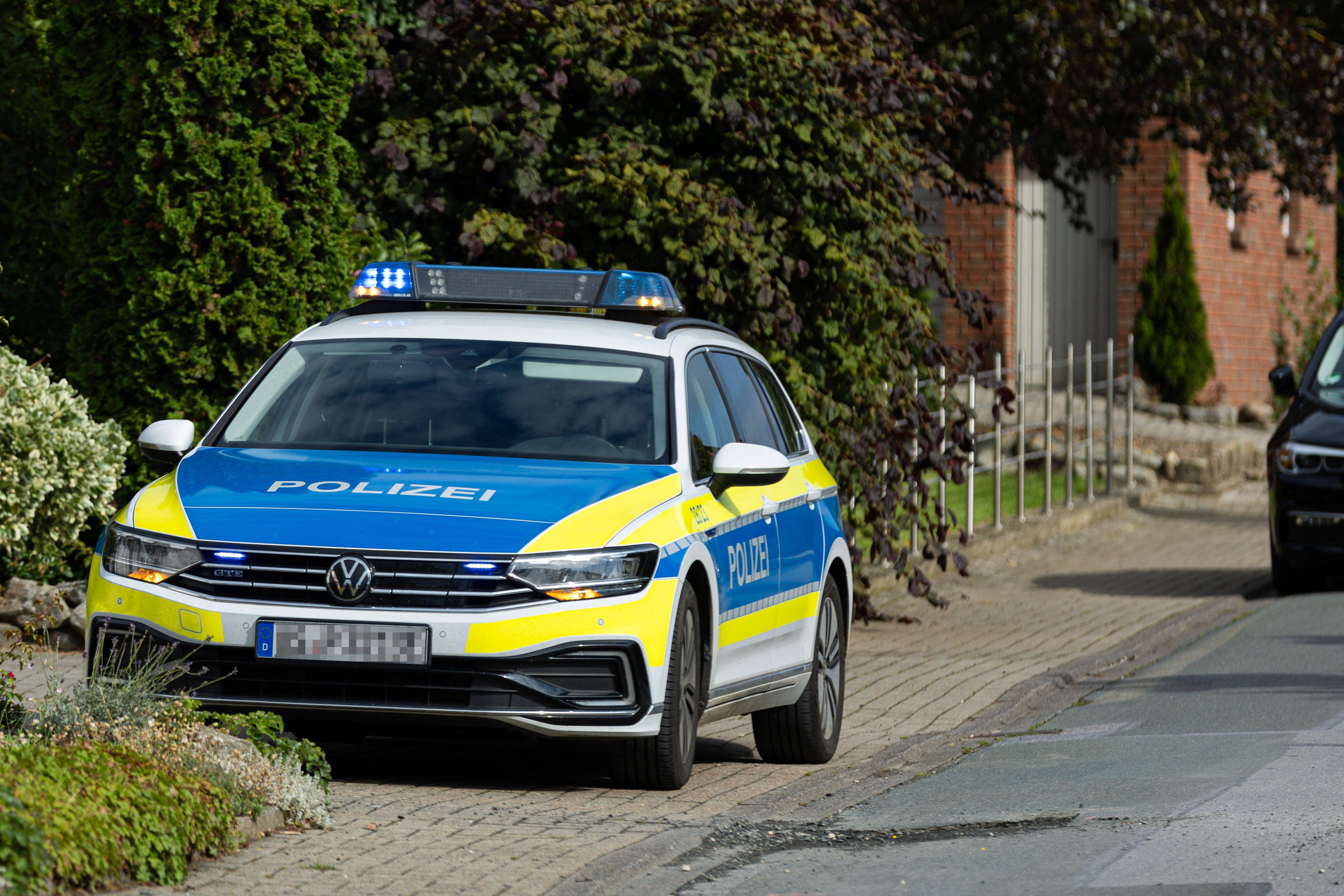In einem Duisburger Wohngebiet sind nach Angaben der Polizei Leichenteile gefunden worden. Die menschlichen Überreste wurden von einer Passantin entdeckt.