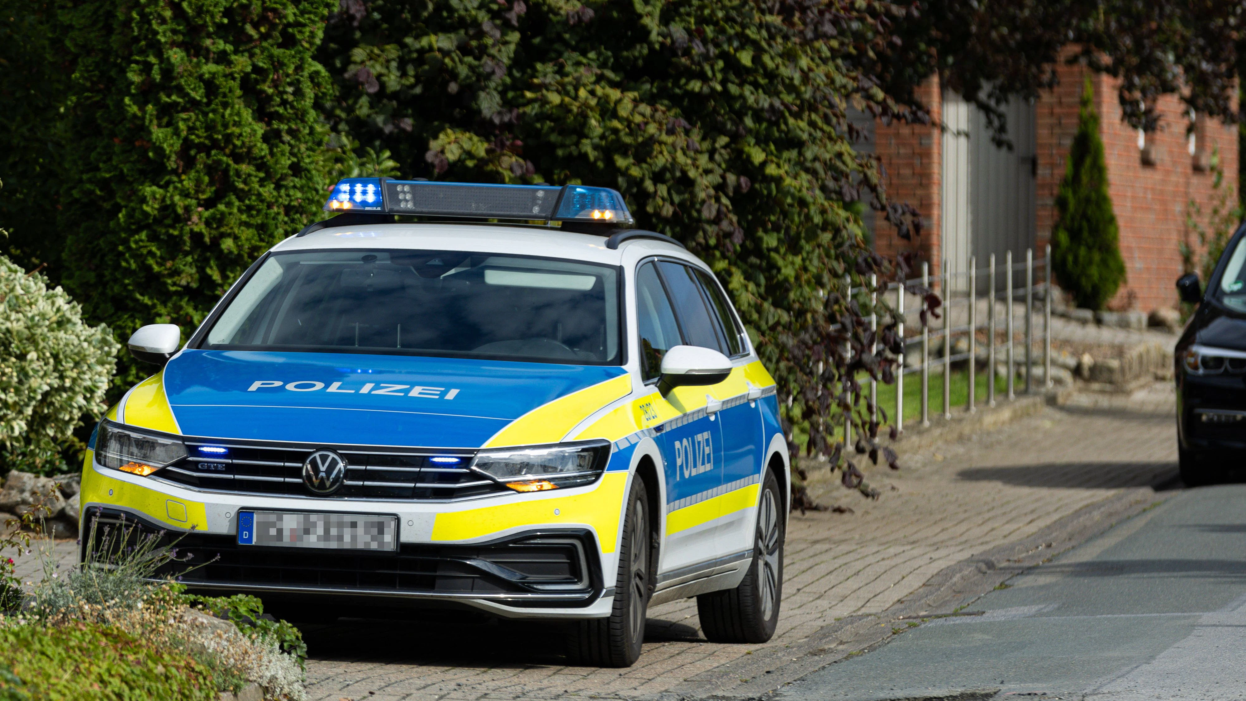 In einem Duisburger Wohngebiet sind nach Angaben der Polizei Leichenteile gefunden worden. Die menschlichen Überreste wurden von einer Passantin entdeckt.