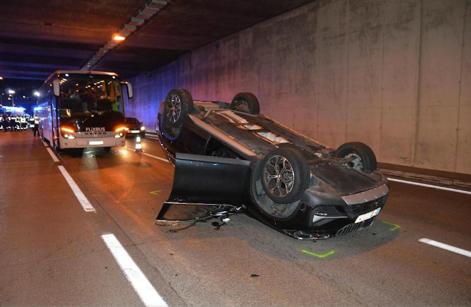 Das zweite Auto landete nach Aufprall gegen die Wand und Überschlag auf dem Dach.