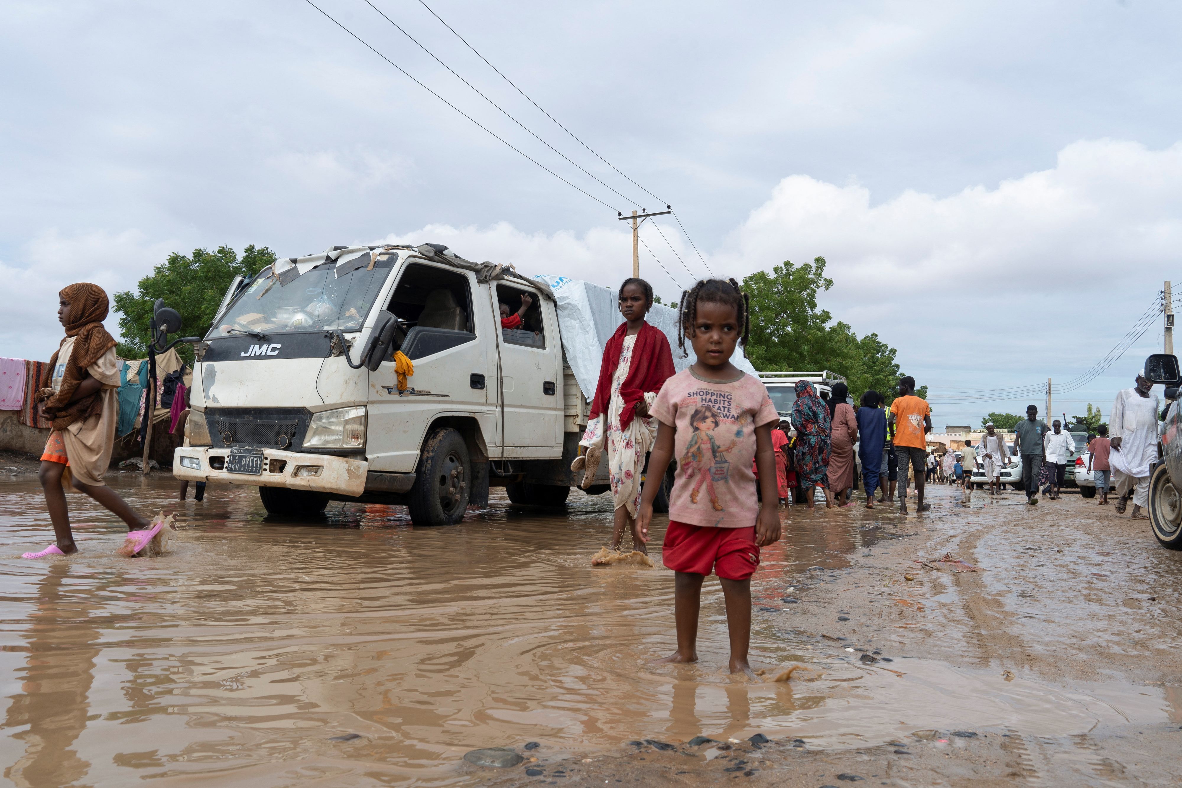 Sudanesen auf einer überfluteten Straße in der Stadt Kassala.