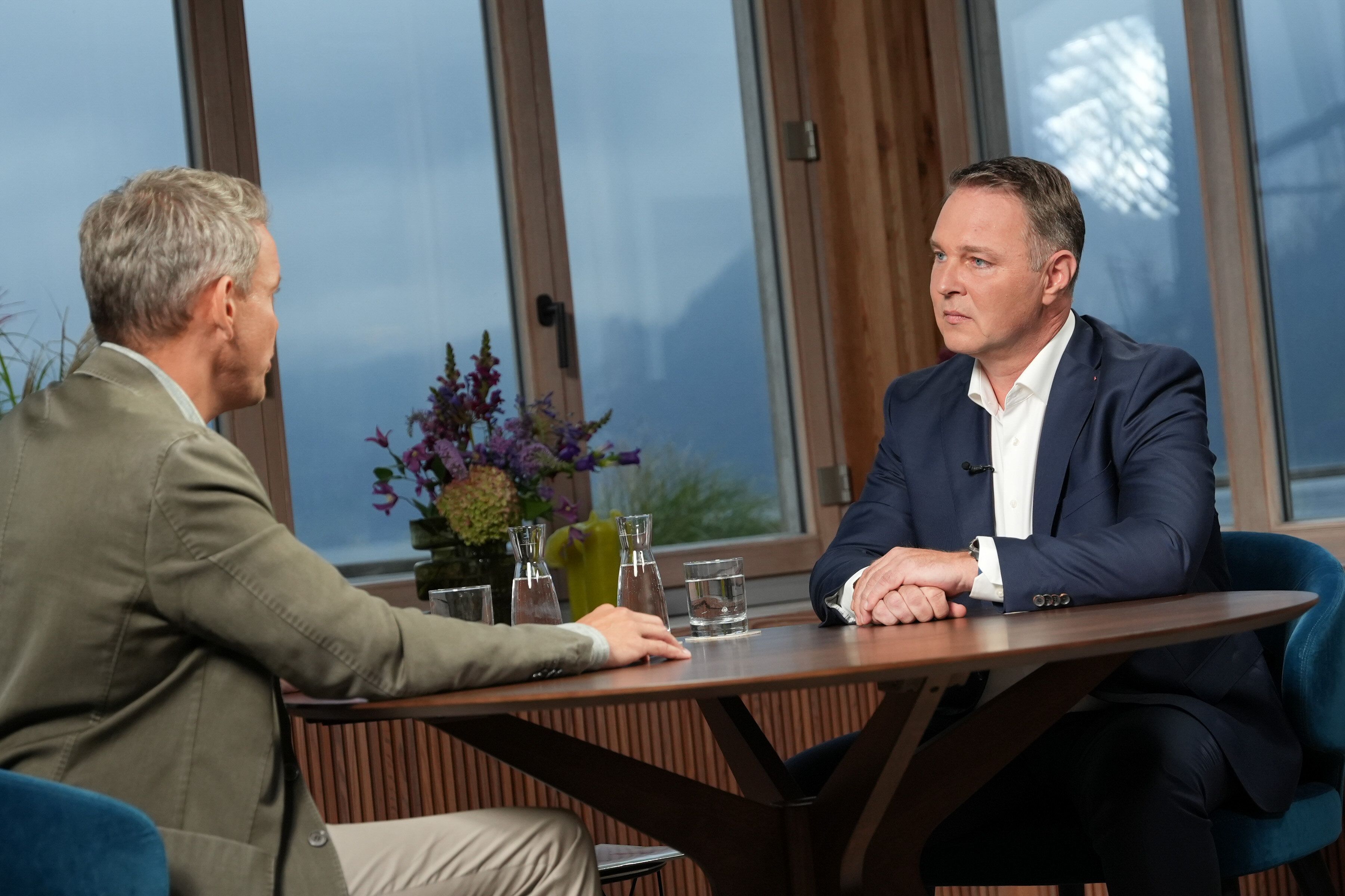 SPÖ-Vorsitzender Andreas Babler im ORF-Sommergespräch 2024 mit Martin Thür am Traunsee (OÖ)