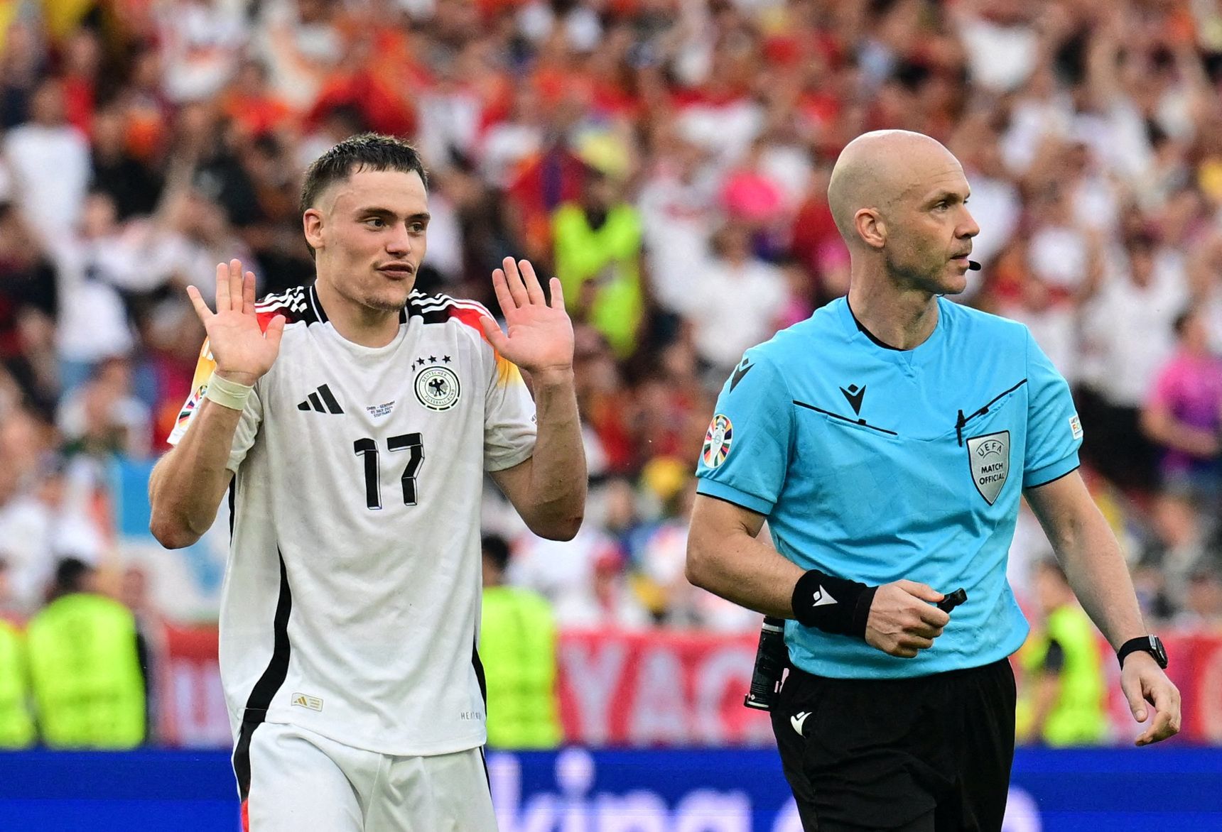 Deutschland haderte nach dem EM-Aus mit Referee Anthony Taylor (r.).
