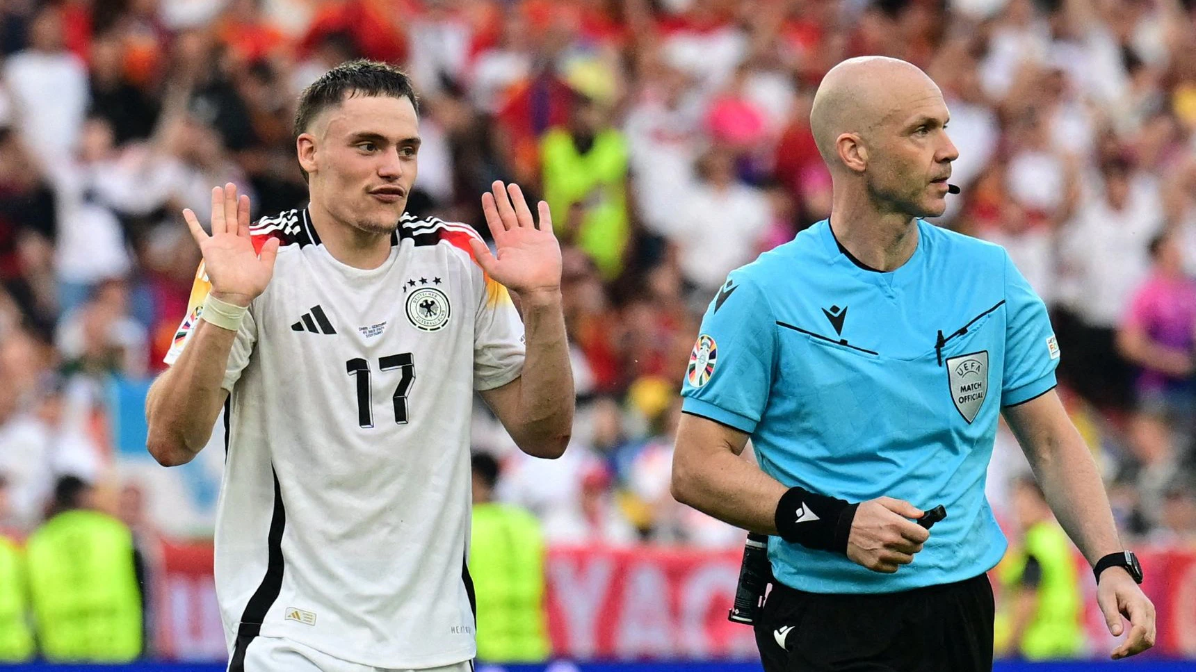 Deutschland haderte nach dem EM-Aus mit Referee Anthony Taylor (r.).