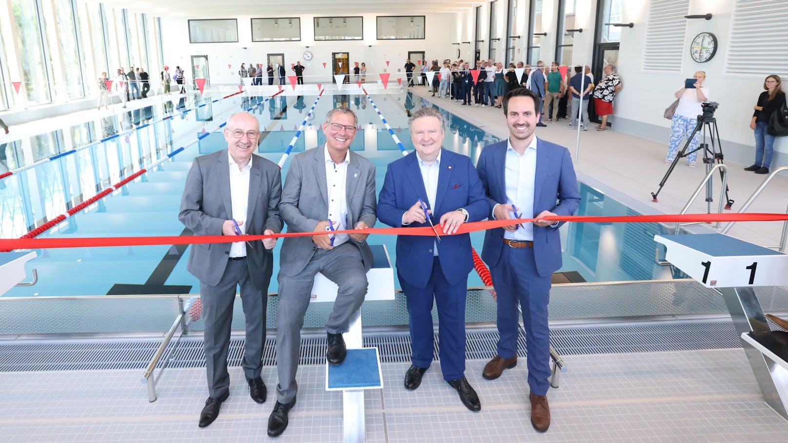 Abteilungsleiter der MA 44 Hubert Teubenbacher, Bezirksvorsteher Georg Papai, Bürgermeister Michael Ludwig und Vizebürgermeister Christoph Wiederkehr (v.l.) eröffnen die neue Schwimmhalle.