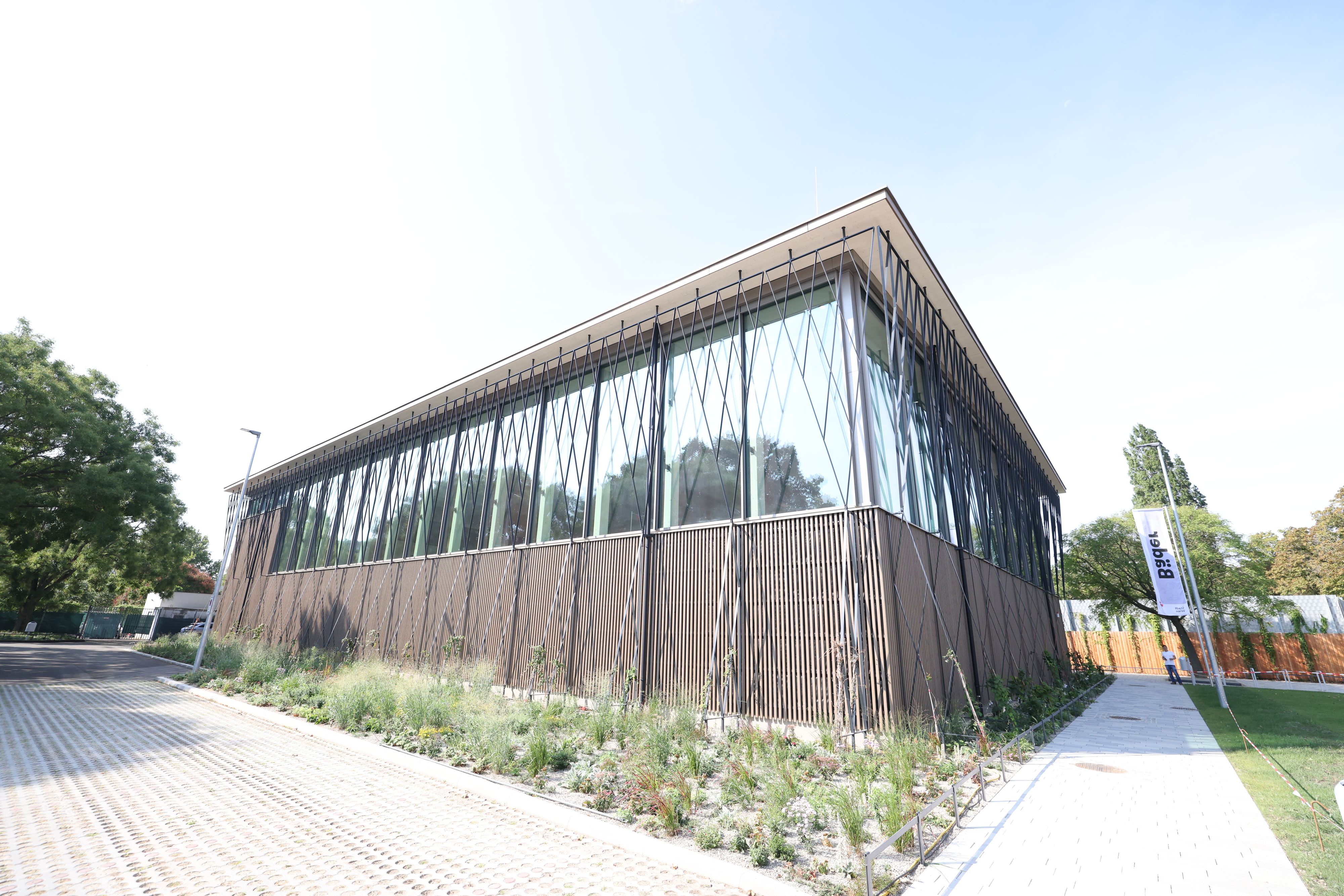 Das Großfeldsiedlungsbad in der Oswald-Redlich-Straße 44 in Wien-Floridsdorf.