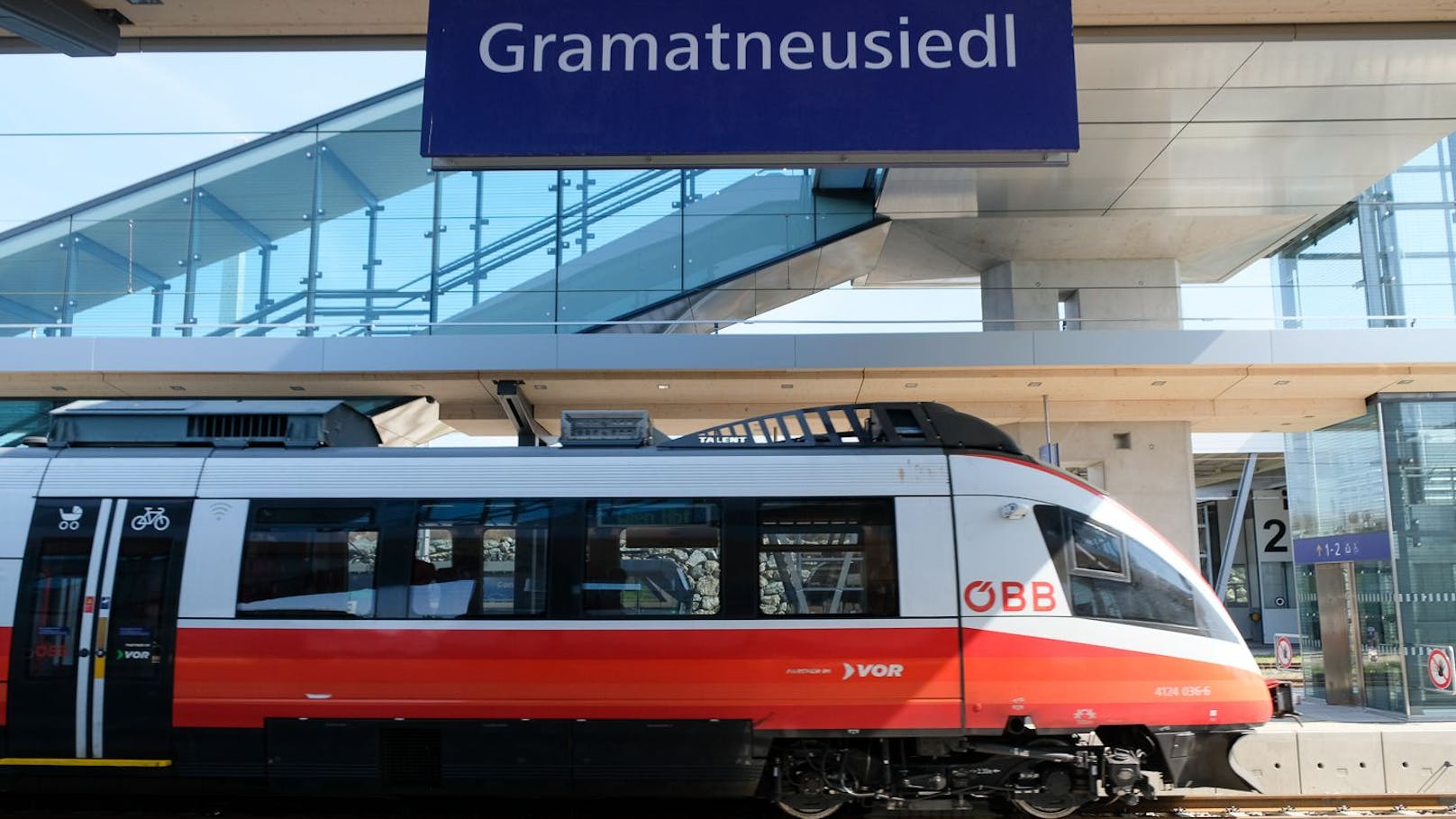 Im kommenden Monat werden im Zuge des Bahnhofsumbaus im östlichen Bereich des Bahnhofs Gramatneusiedl mehrere Weichen getauscht.