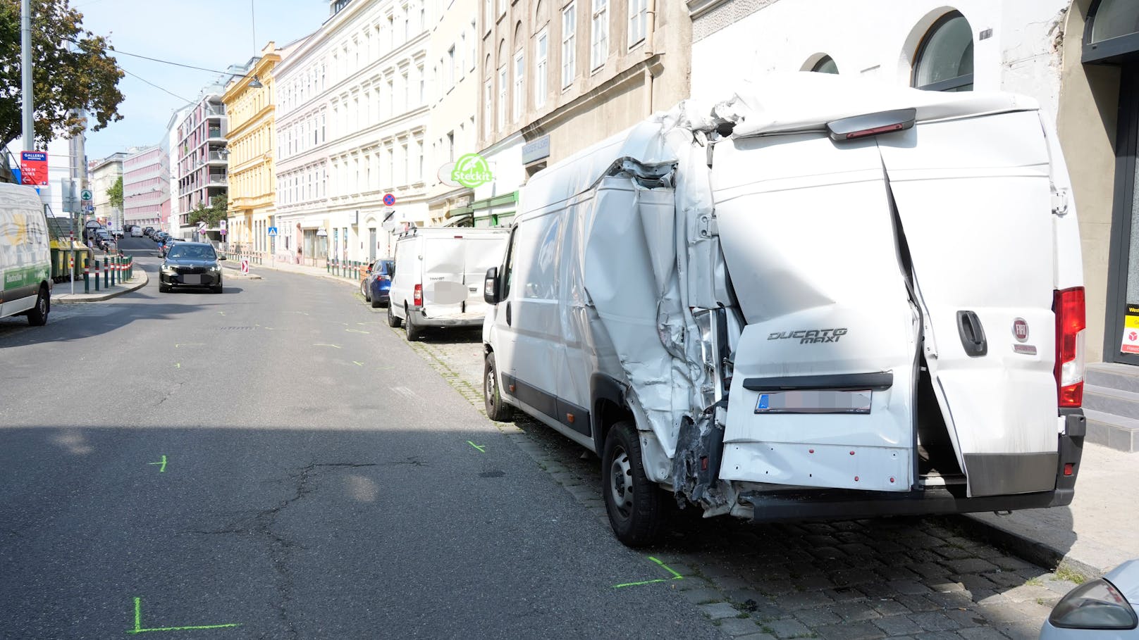 Das zweite Auto ist auch am Hinterteil kaputt.