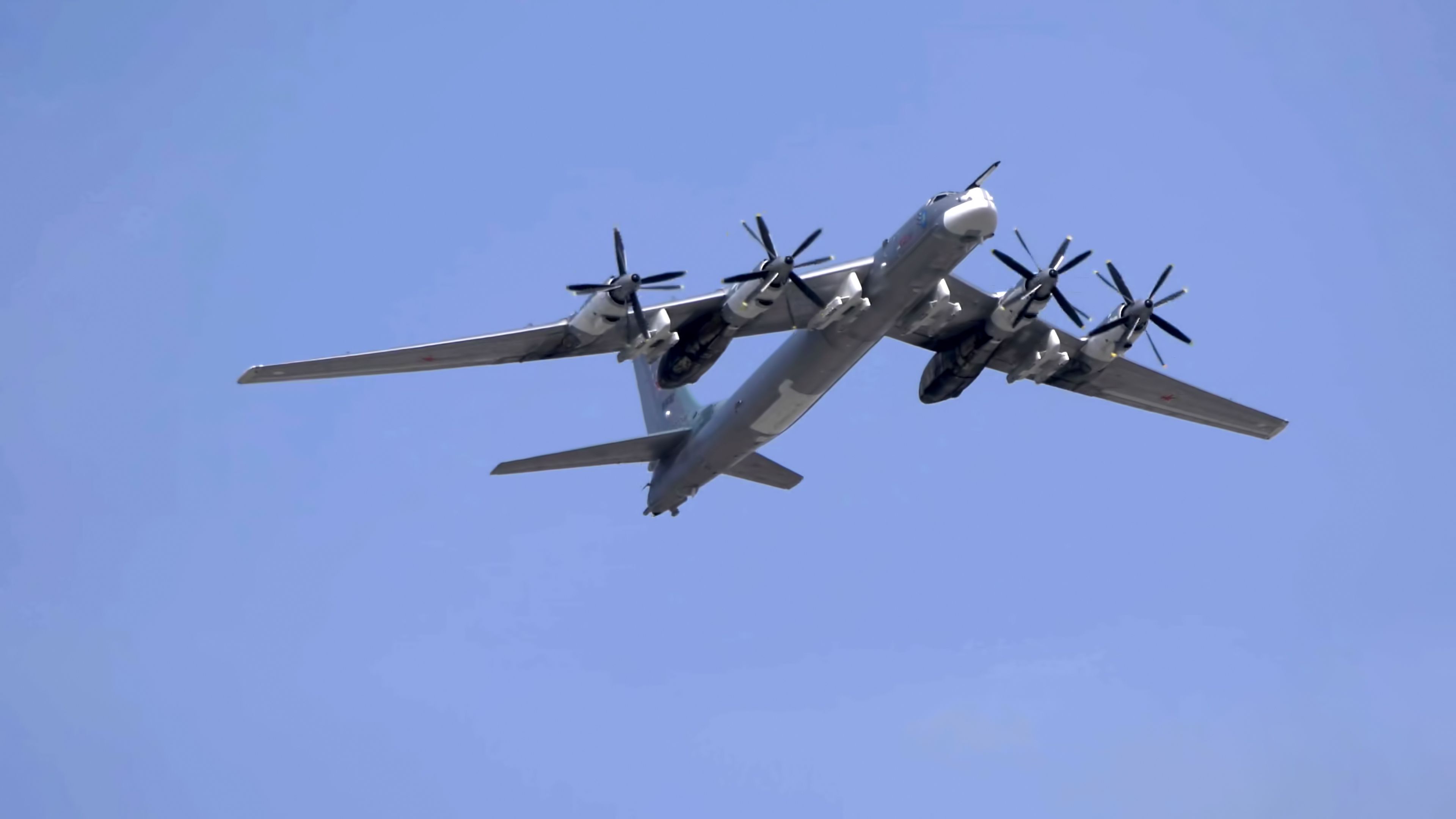 Der ukrainischen Luftwaffe zufolge setzte die russische Armee zeitweise elf Langstreckenbomber Tu-95 ein, die Träger von Marschflugkörpern sind.