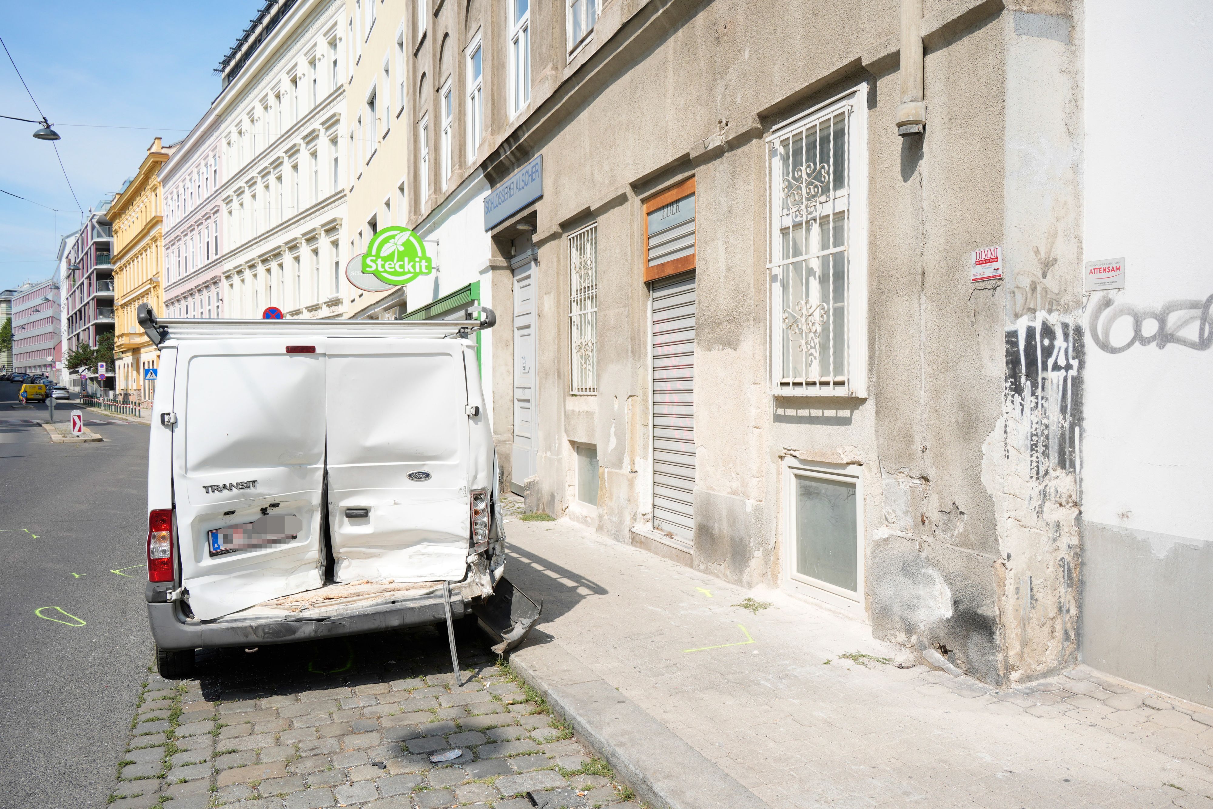 Die Buslenkerin steuerte gegen die Hauswand und zwei dort parkende Kleintransporter.