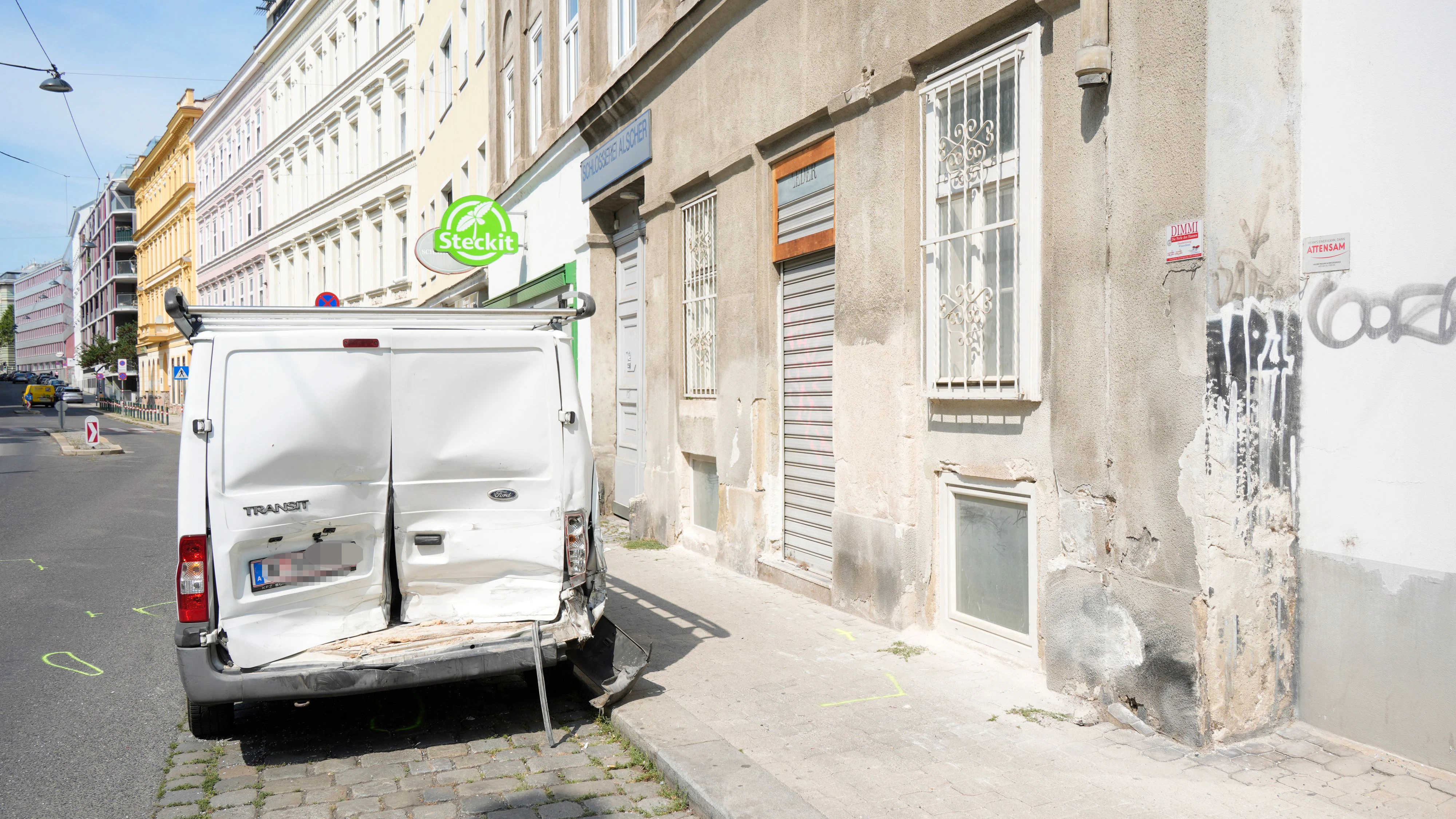 Die Buslenkerin steuerte gegen die Hauswand und zwei dort parkende Kleintransporter.