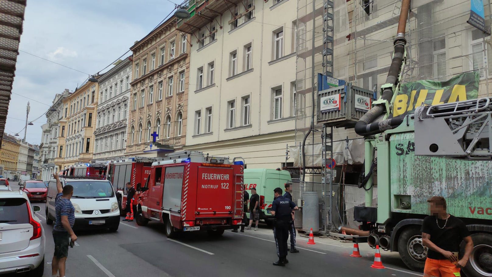 Decke in Haus eingestürzt – Feuerwehr im Großeinsatz