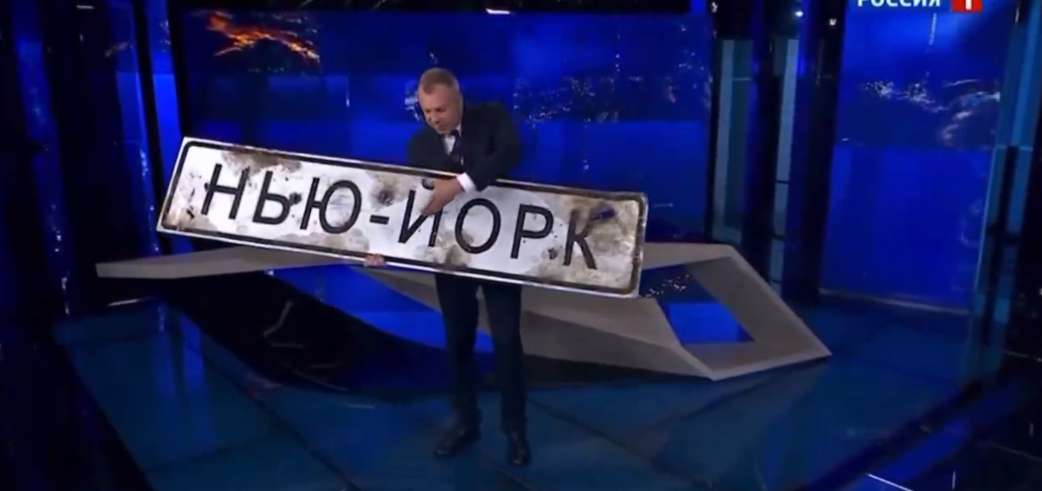 Jewgeni Popow mit dem durchschossenen Ortschild der ukrainischen Siedlung New York.