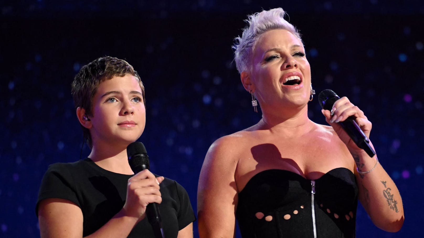 US-Superstar <strong>Pink</strong> (Alecia Moore) performte zusammen mit Tochter Willow "What about us" beim Parteitag der Demokraten. Ihre Stimme für Harris gilt als fix.