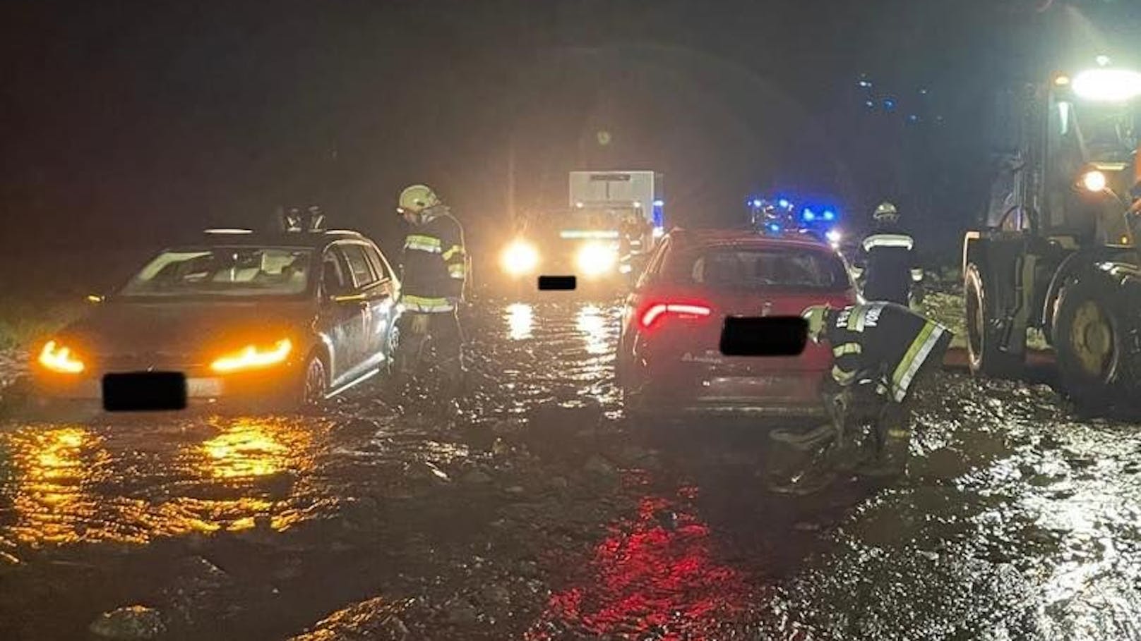 Wasser- und Geröll-Massen schlossen die Autos am Abend ein.