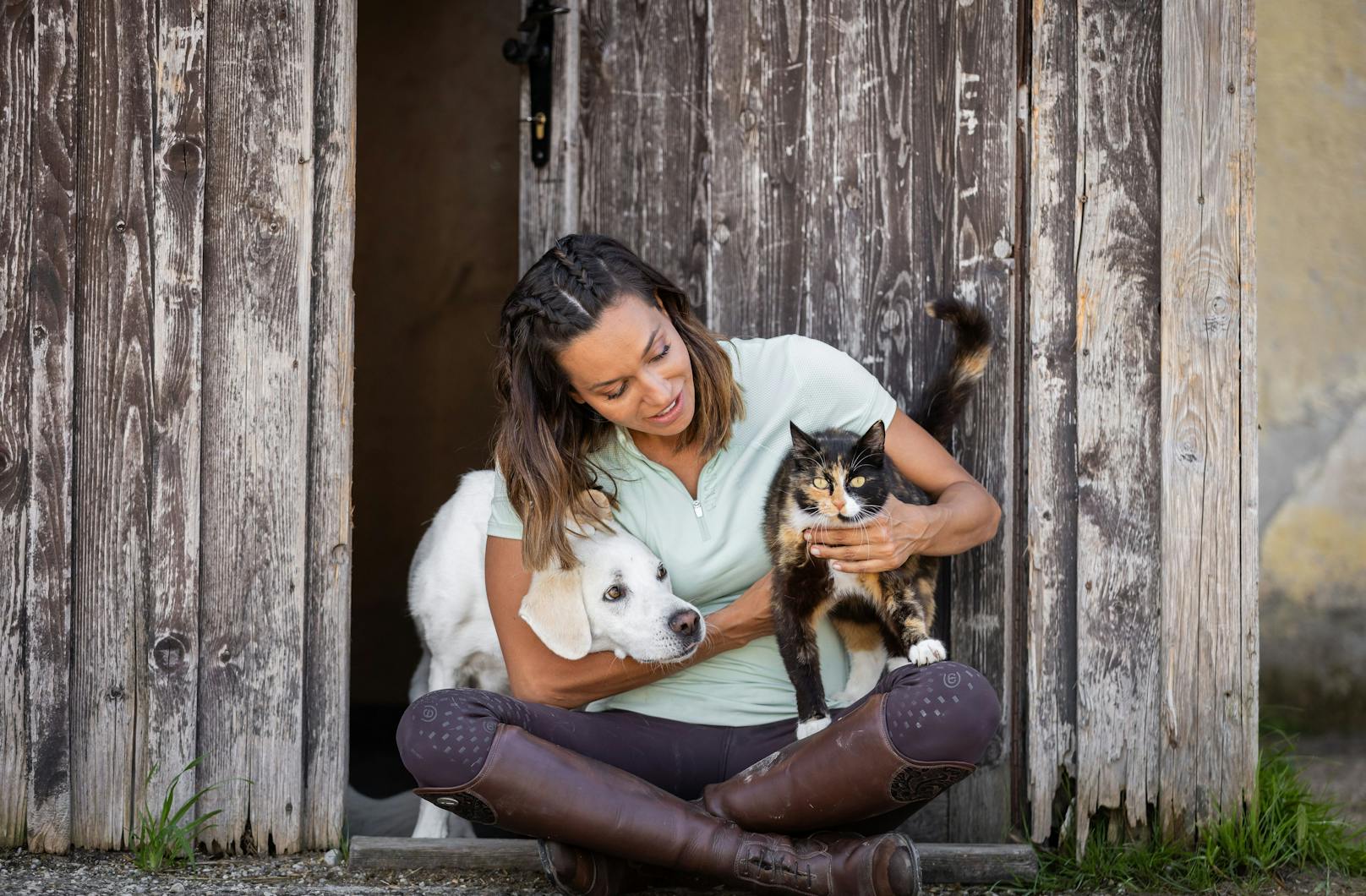 Andrea Schlager mit ihrem Hund Bodhi und ihrem Kater Albert