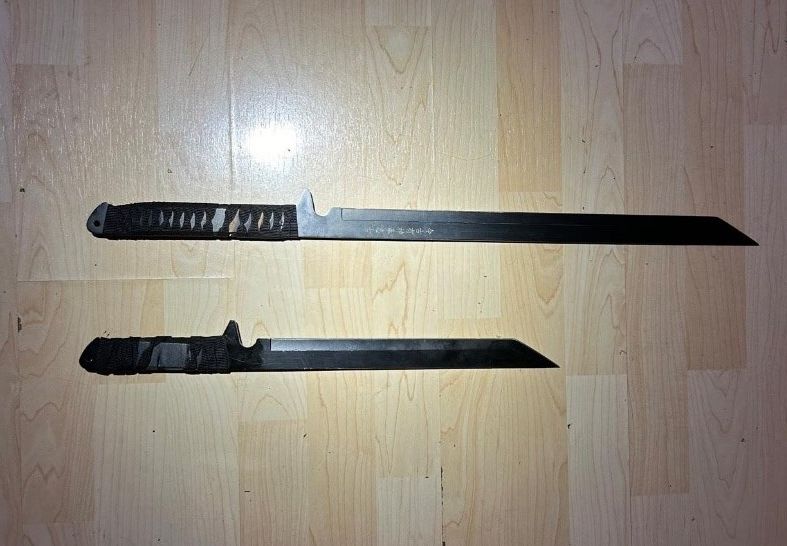 Ein 25-jähriger Österreicher soll im Streit seine Lebensgefährtin, deren Mitbewohnerin und zwei Freunde mit diesen Macheten bedroht haben.