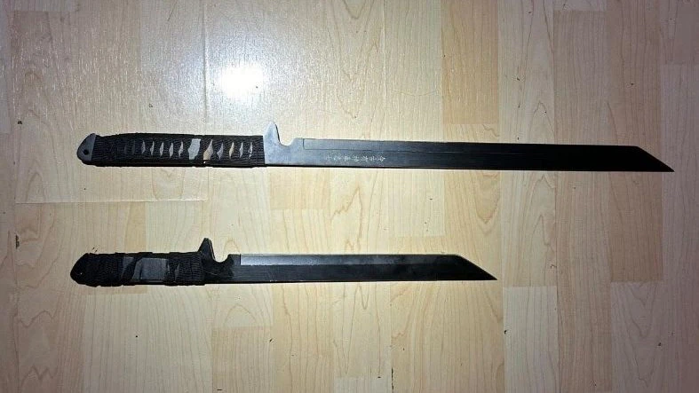 Ein 25-jähriger Österreicher soll im Streit seine Lebensgefährtin, deren Mitbewohnerin und zwei Freunde mit diesen Macheten bedroht haben.