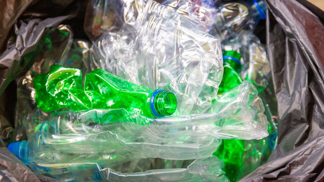 Die Frau wollte den Plastikabfall mit dem Auto wegbringen – das wurde ihr zum Verhängnis. Symbolbild.