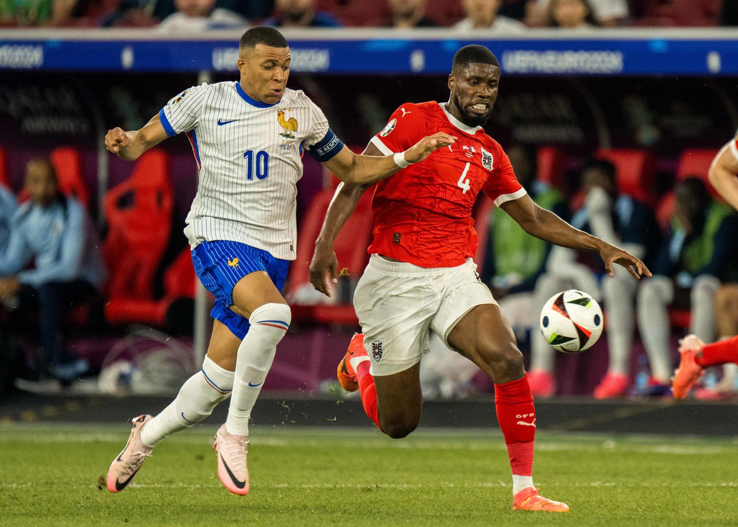 Kevin Danso im Sprint-Duell gegen Superstar Kylian Mbappe