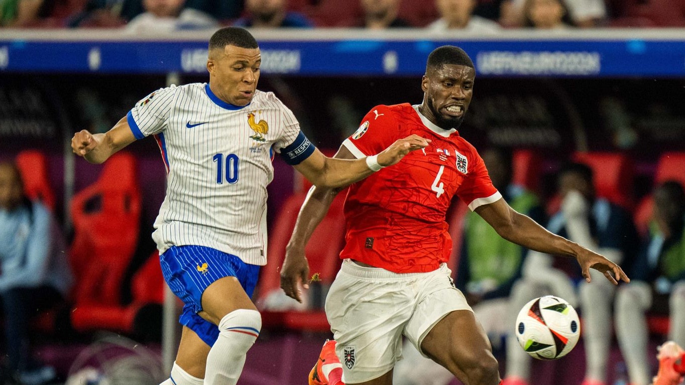 Kevin Danso im Sprint-Duell gegen Superstar Kylian Mbappe