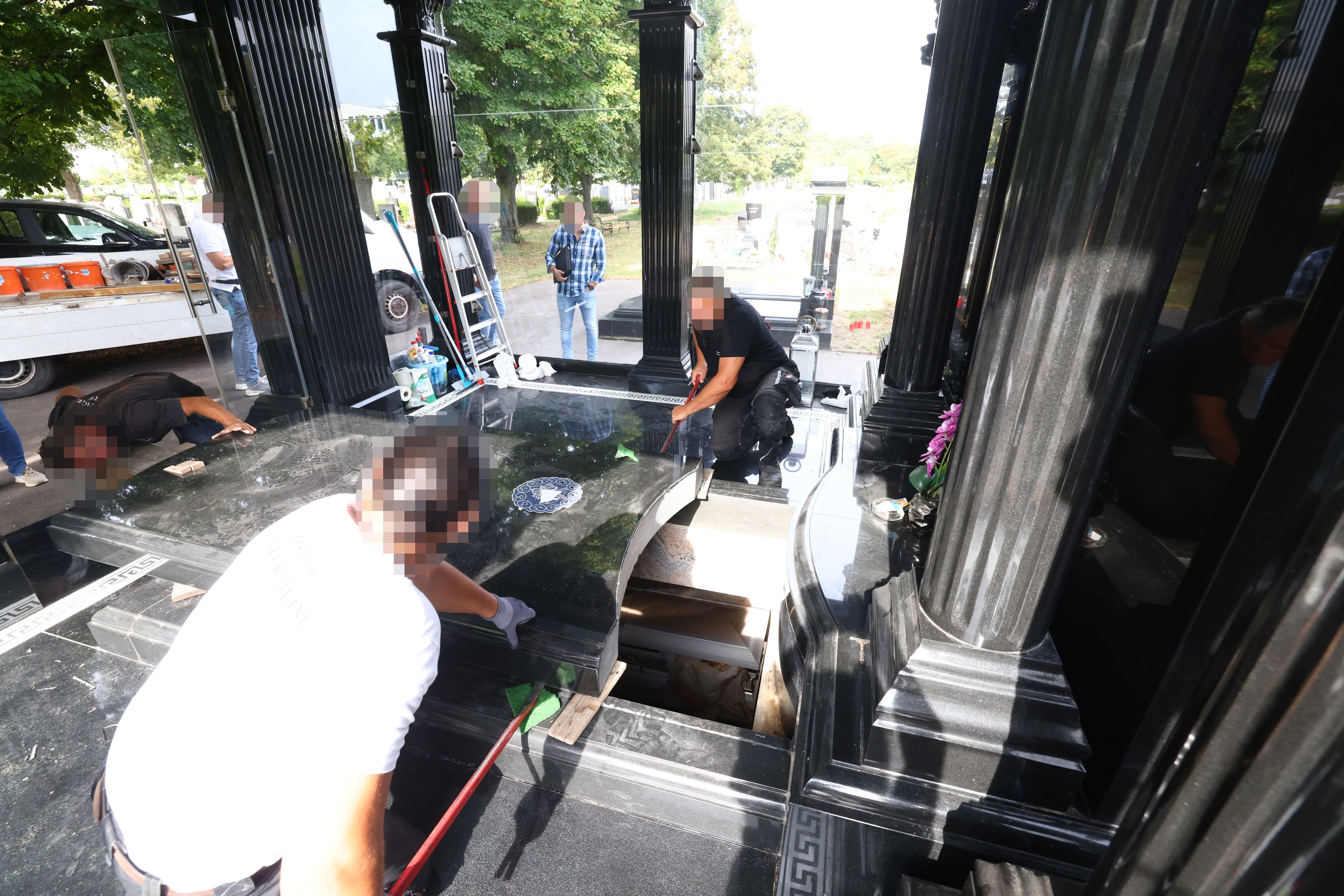 Ermittler an einem der makabren Tatorte – nicht nur die Luftqualität macht die Arbeit schwierig.