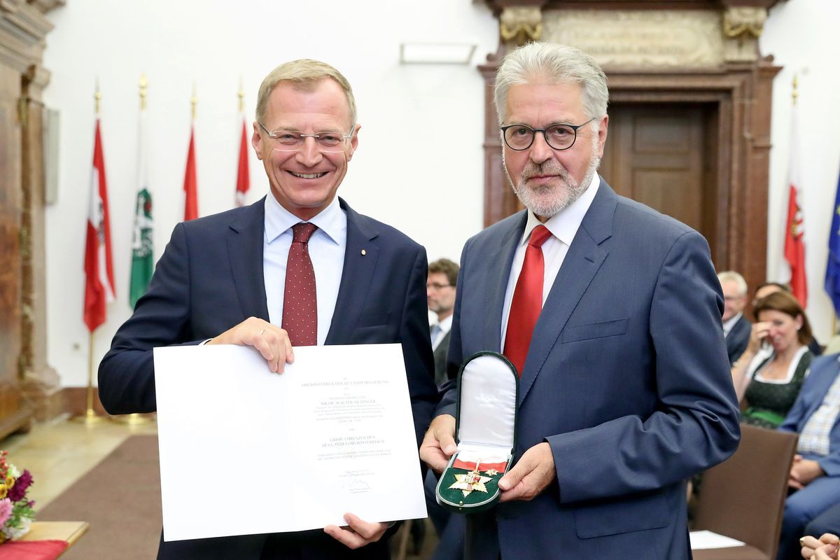 Vor fünf Jahren erhielt Walter Aichinger (re.) von LH Thomas Stelzer (ÖVP) das Große Ehrenzeichen des Landes Oberösterreich.