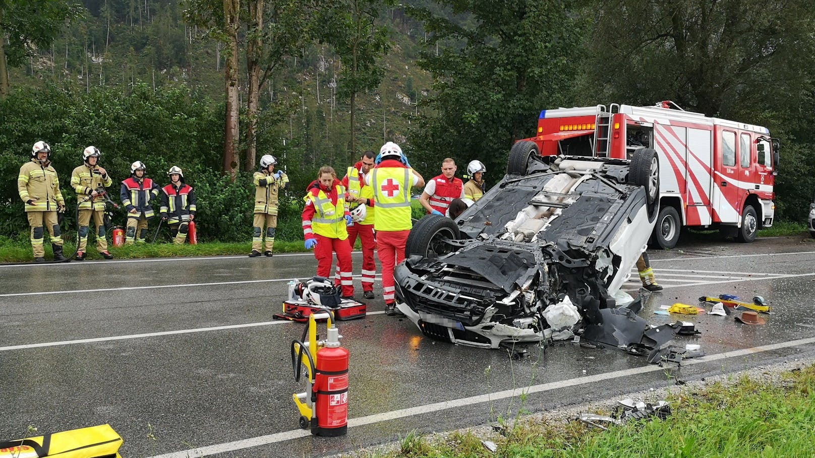 Autofahrer verliert Kontrolle und überschlägt sich