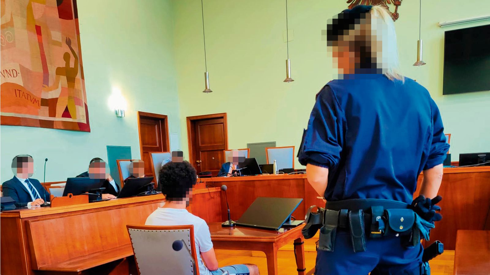 Nach Messer-Attacke in Traiskirchen: Angeklagter in Wr. Neustadt vor Gericht