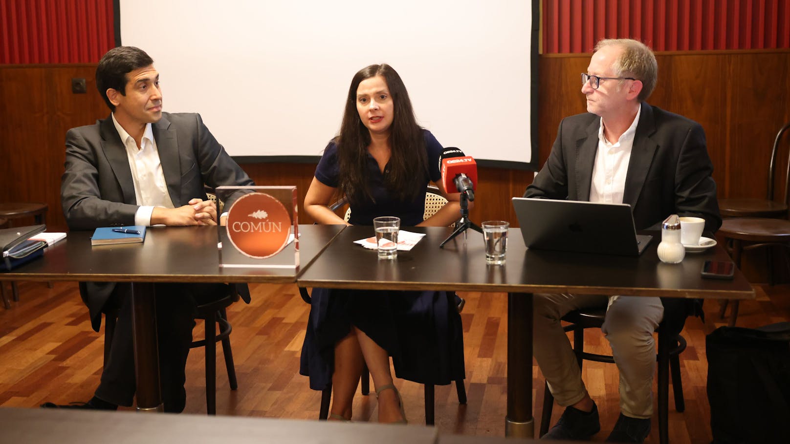 Im urigen Café Rathaus präsentierten Veronika und Sebastian Bohrn Mena gemeinsam mit Umweltexperte Mathias Schickhofer die ersten drei Projekte, die mithilfe des Anteils am Engelhorn Erbe umgesetzt werden.