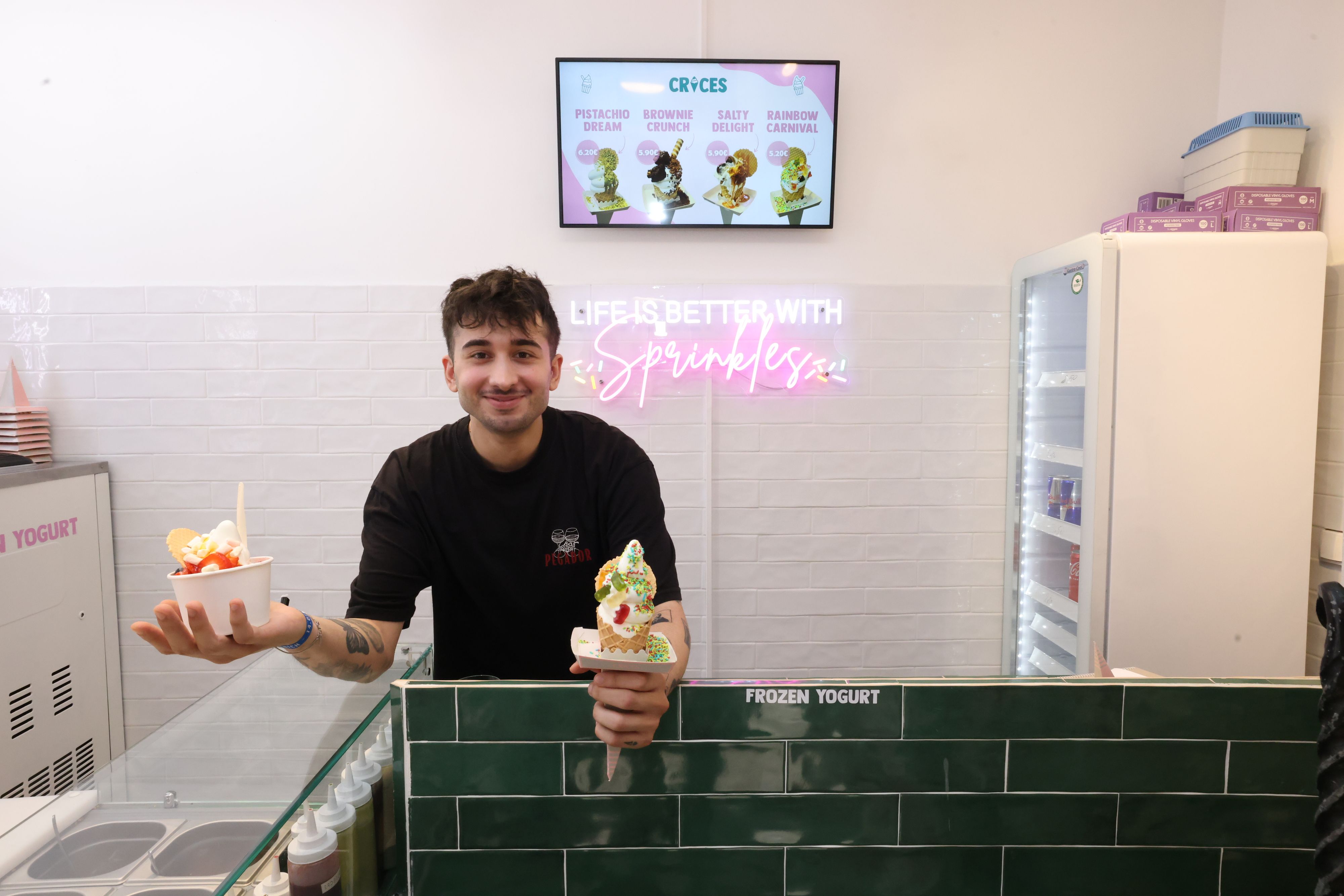 Aaron (25) in seinem neuen Frozen Yogurt Store Crices