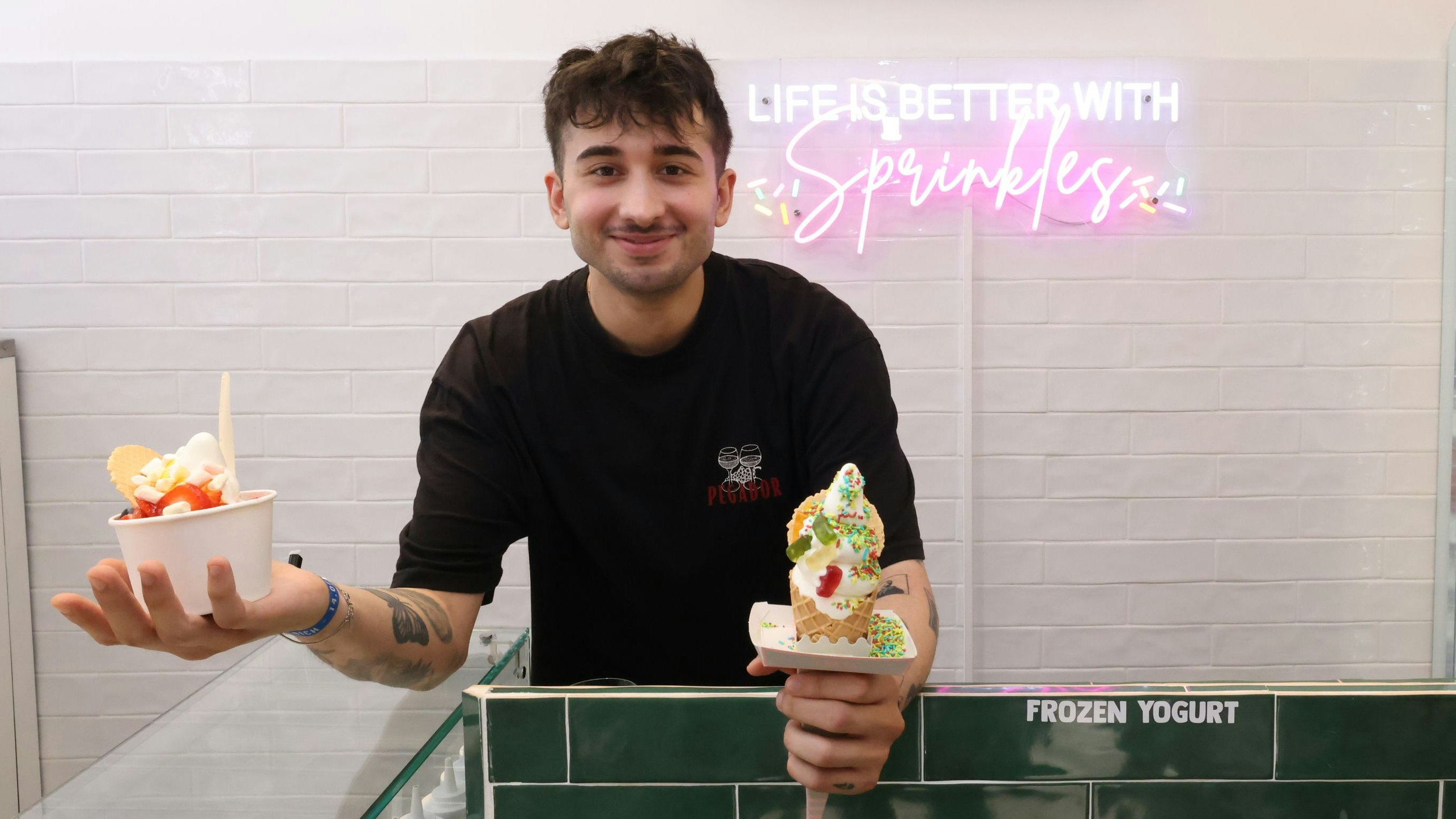Aaron (25) in seinem neuen Frozen Yogurt Store Crices