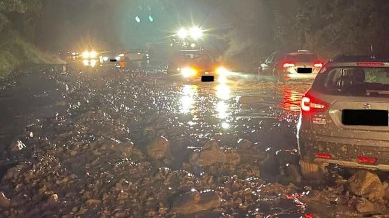 Bis zu 50 Zentimeter hoch lagen Geröll und Wasser auf der Straße.