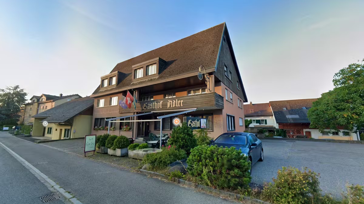 Die beiden Angeklagten vom Mord im Gasthof Adler in Birmenstorf im Jahr 2022 stehen derzeit vor Gericht.