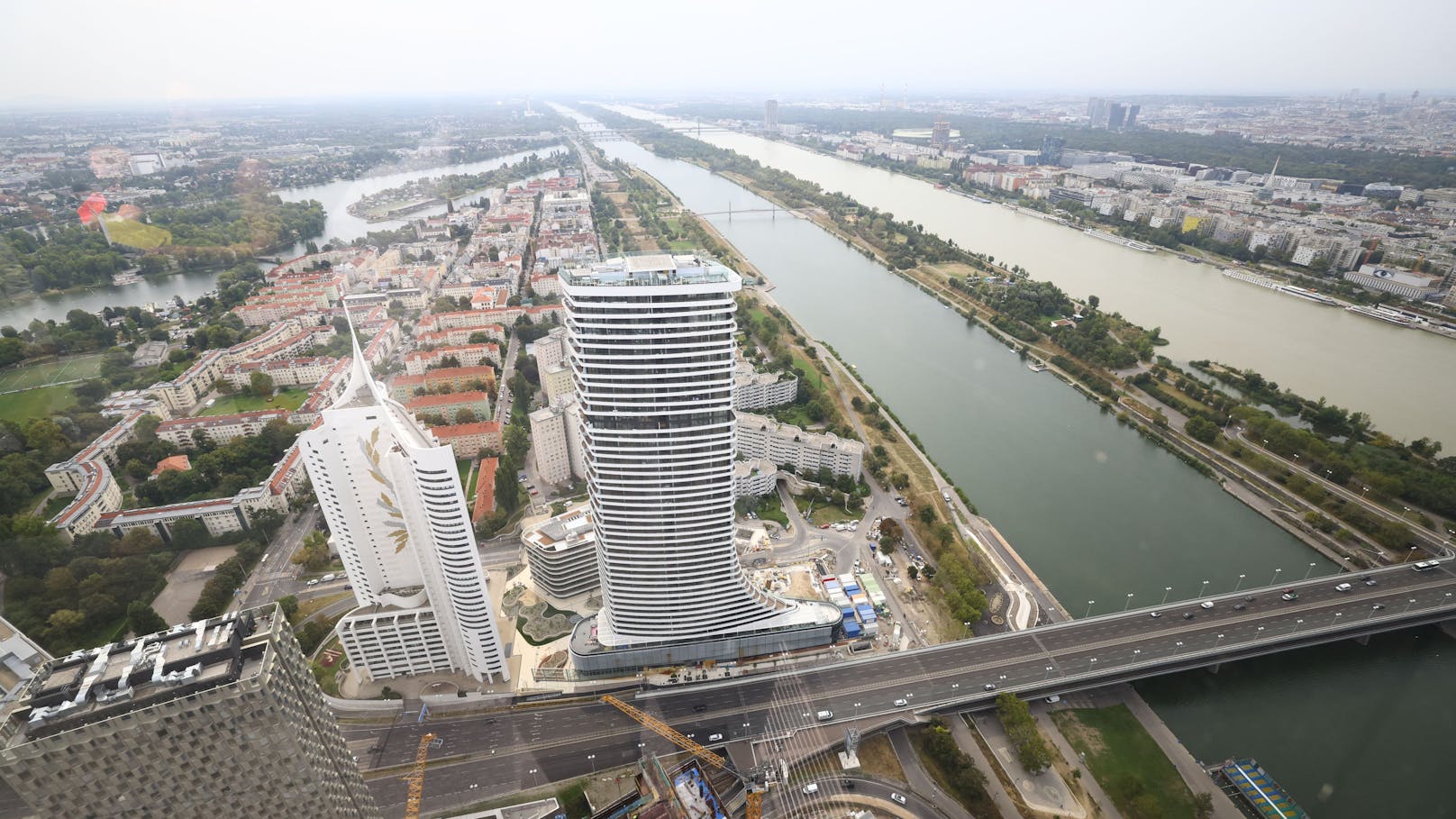 Von der Terrasse hat man einen guten Ausblick.