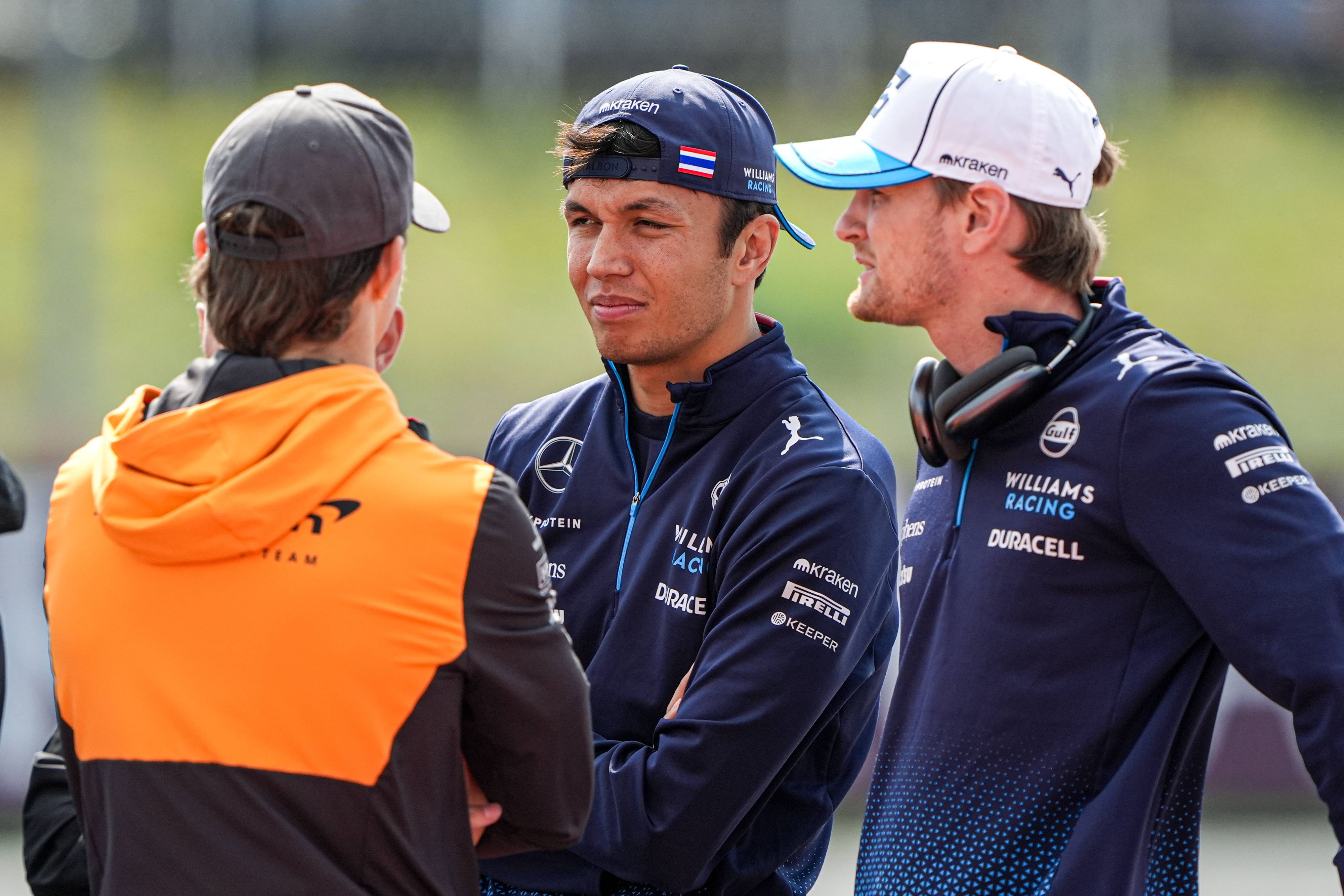 Alex Albon (Mitte) und Logan Alexander Albon Sargeant (r.).