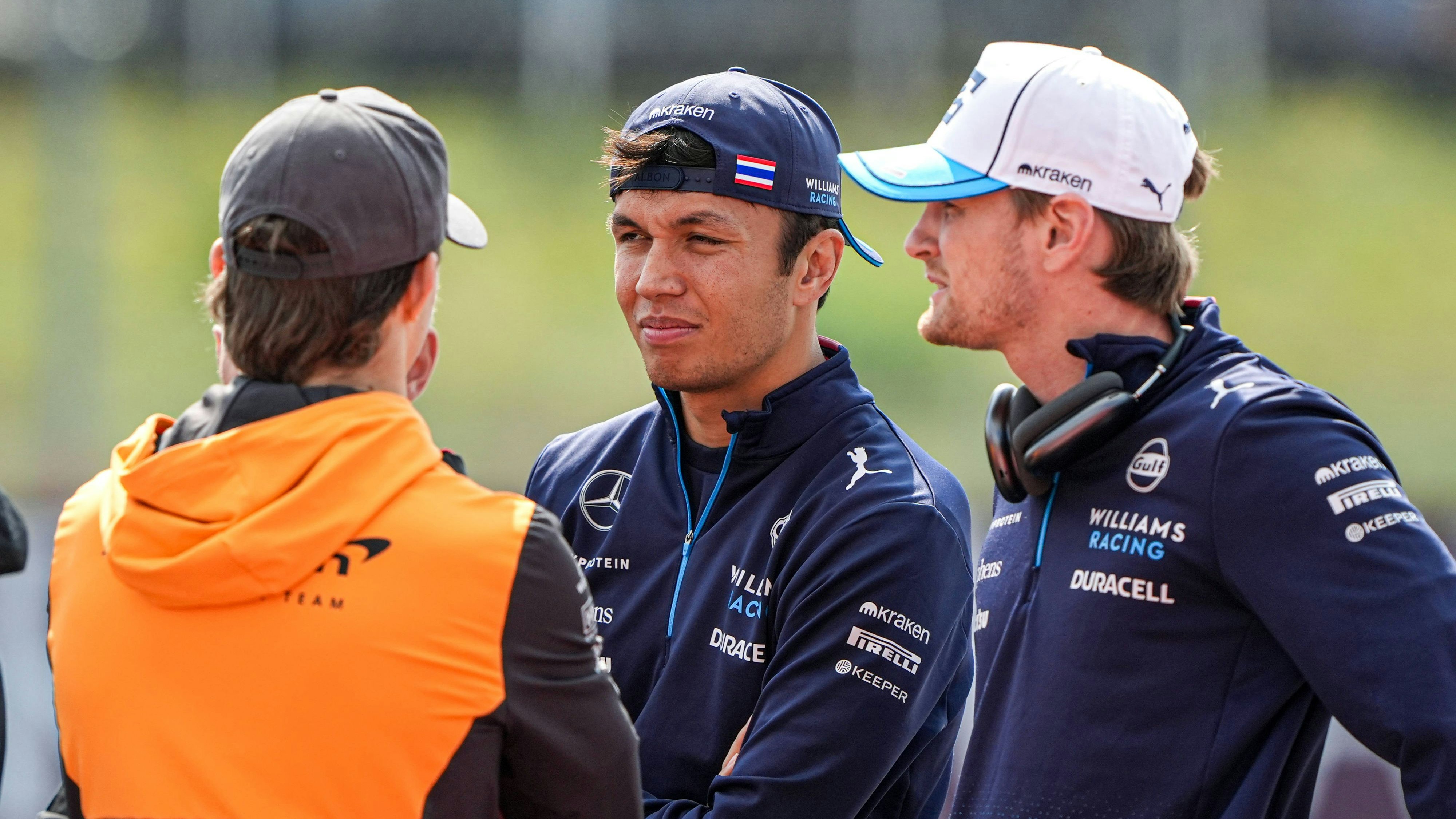 Alex Albon (Mitte) und Logan Alexander Albon Sargeant (r.).