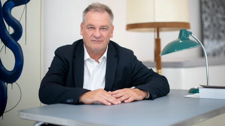 Christian Klar, Direktor einer Wiener Brennpunktschule, hat ein neues Buch geschrieben. Darin erzählt er, wie sich der politische Islam an Schulen ausbreitet. Seine Botschaft ist deutlich: 