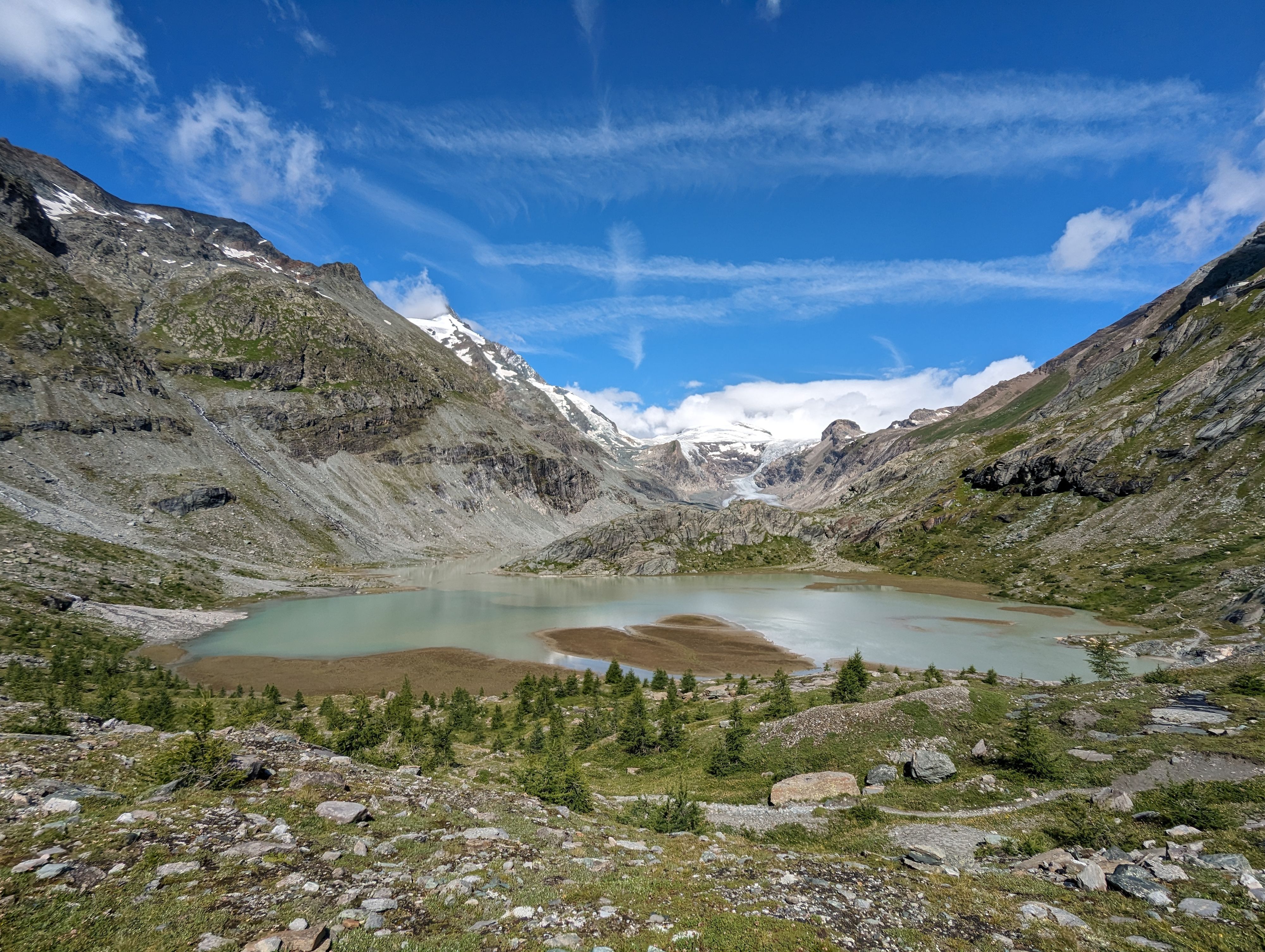 Blick auf den Sander See und im Hintergrund die Pasterze. Eine Eisschicht gibt es hier nicht mehr. 