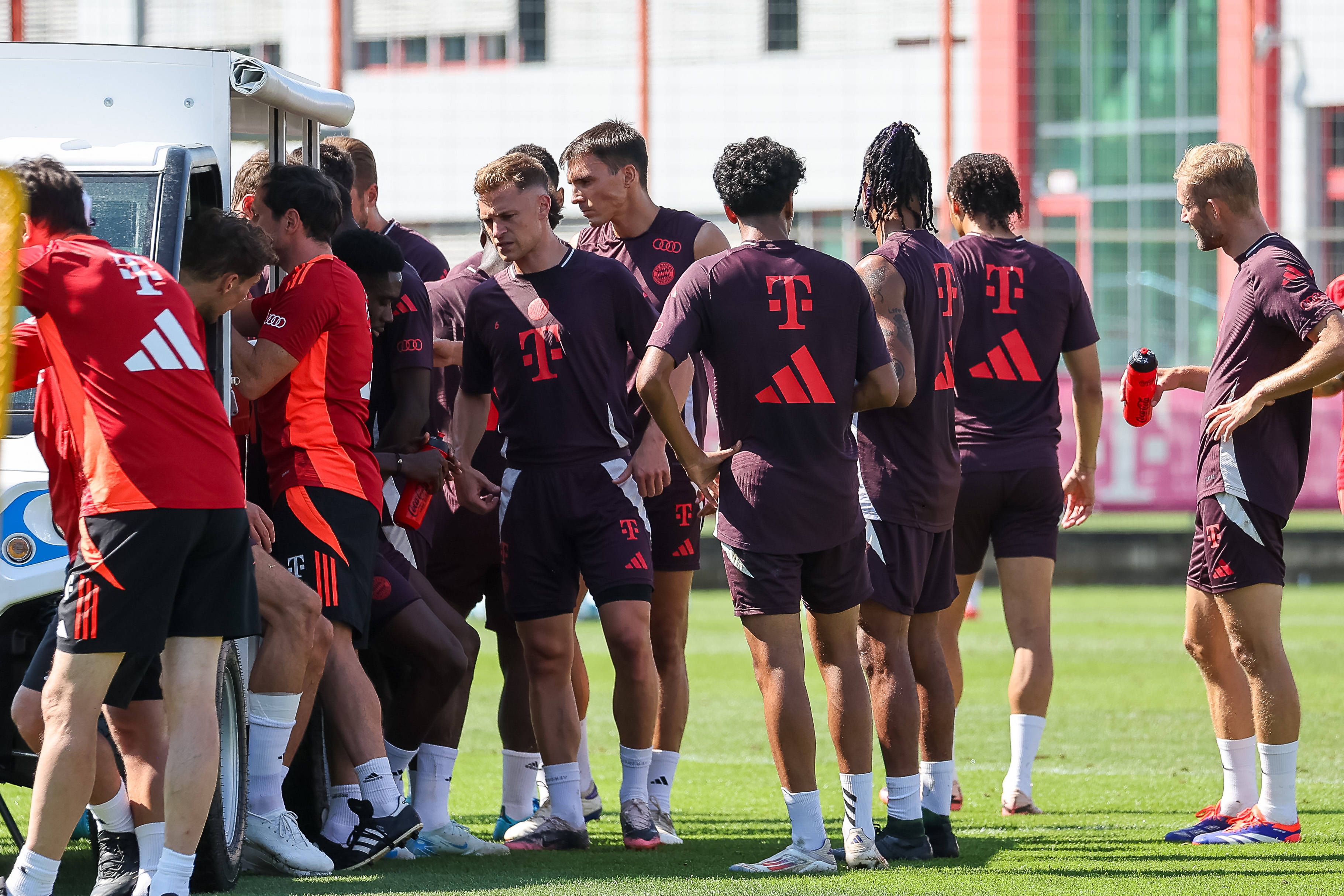 Neuzugang Nestroy Irankunda musste mit dem Golfkart von Platz gefahren werden. 