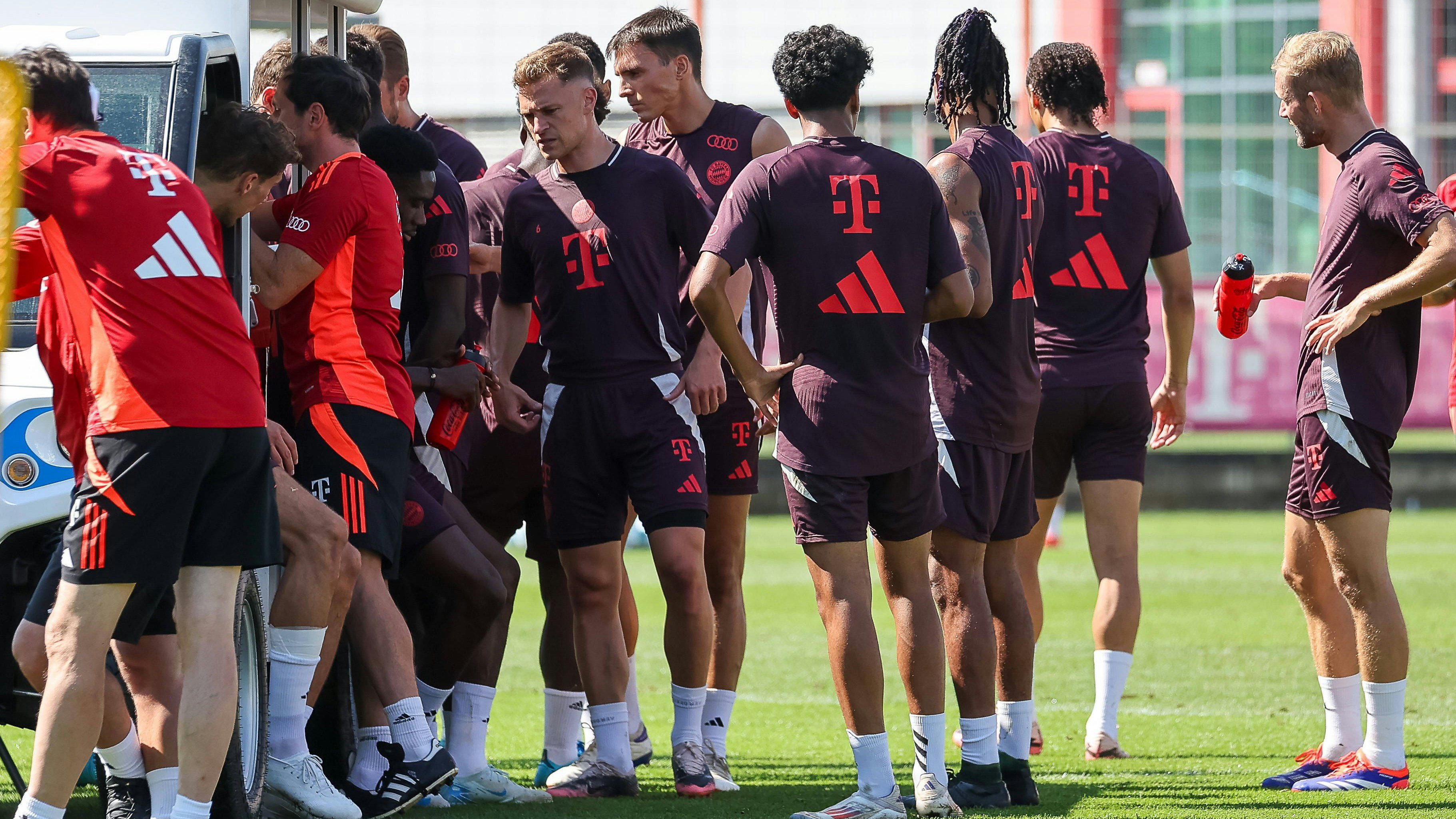 Neuzugang Nestroy Irankunda musste mit dem Golfkart von Platz gefahren werden. 