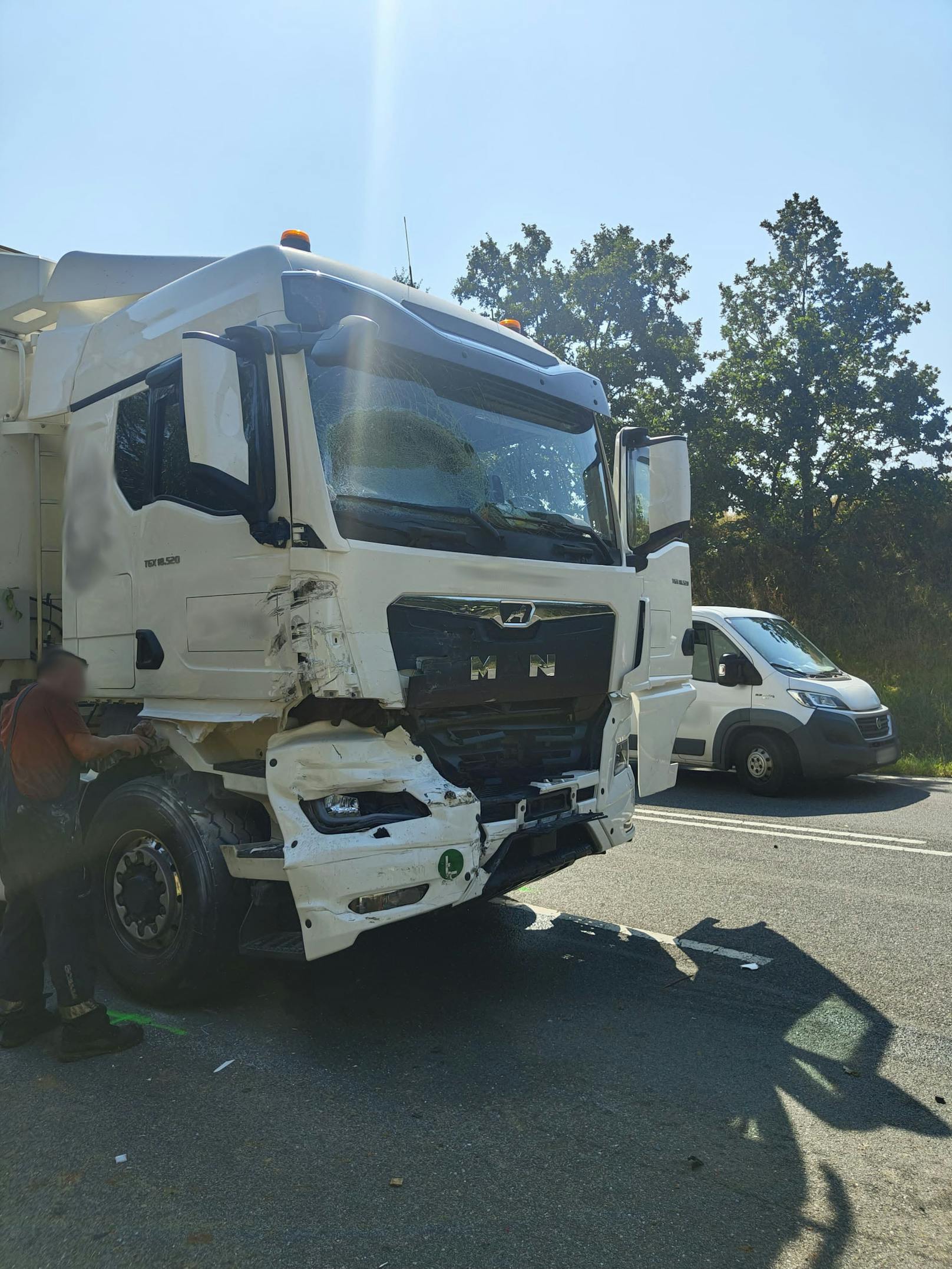 Schwerer Verkehrsunfall auf Landstraße in Niederösterreich. Ein Mann wurde schwer verletzt.